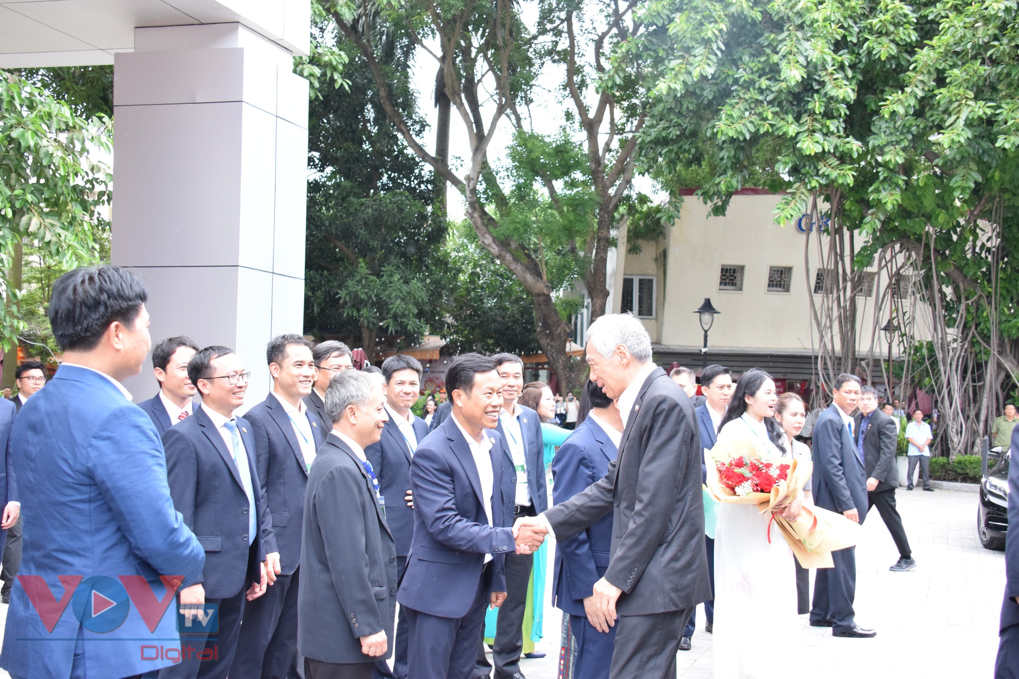 Thủ tướng Phạm Minh Chính và Thủ tướng Lý Hiển Long thăm ĐH Quốc gia Hà Nội - Ảnh 2.