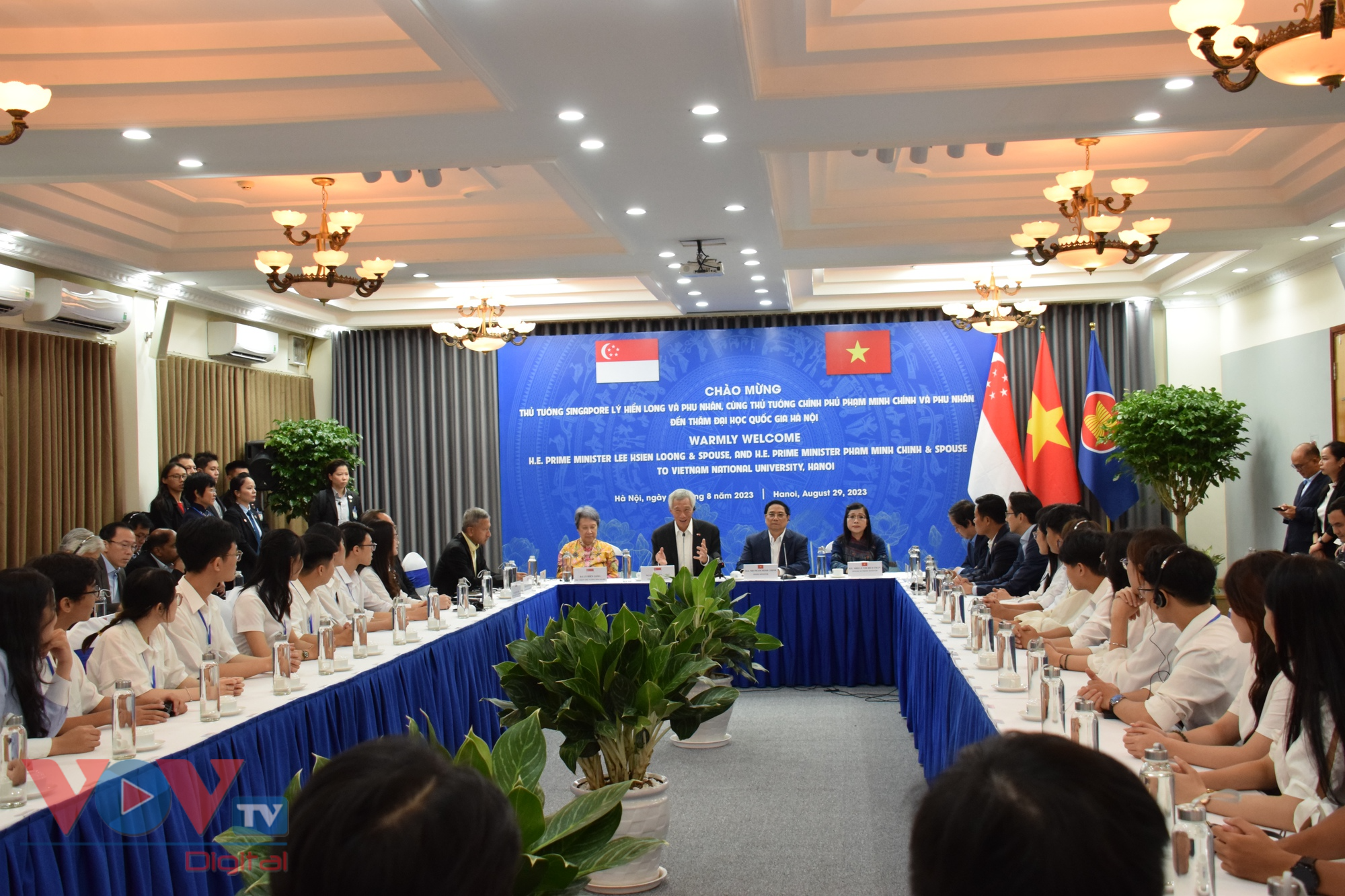 Thủ tướng Phạm Minh Chính và Thủ tướng Lý Hiển Long thăm ĐH Quốc gia Hà Nội - Ảnh 4.