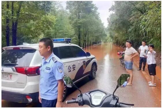 Trung Quốc nâng cảnh báo bão Saola lên gần mức cao nhất - Ảnh 1.