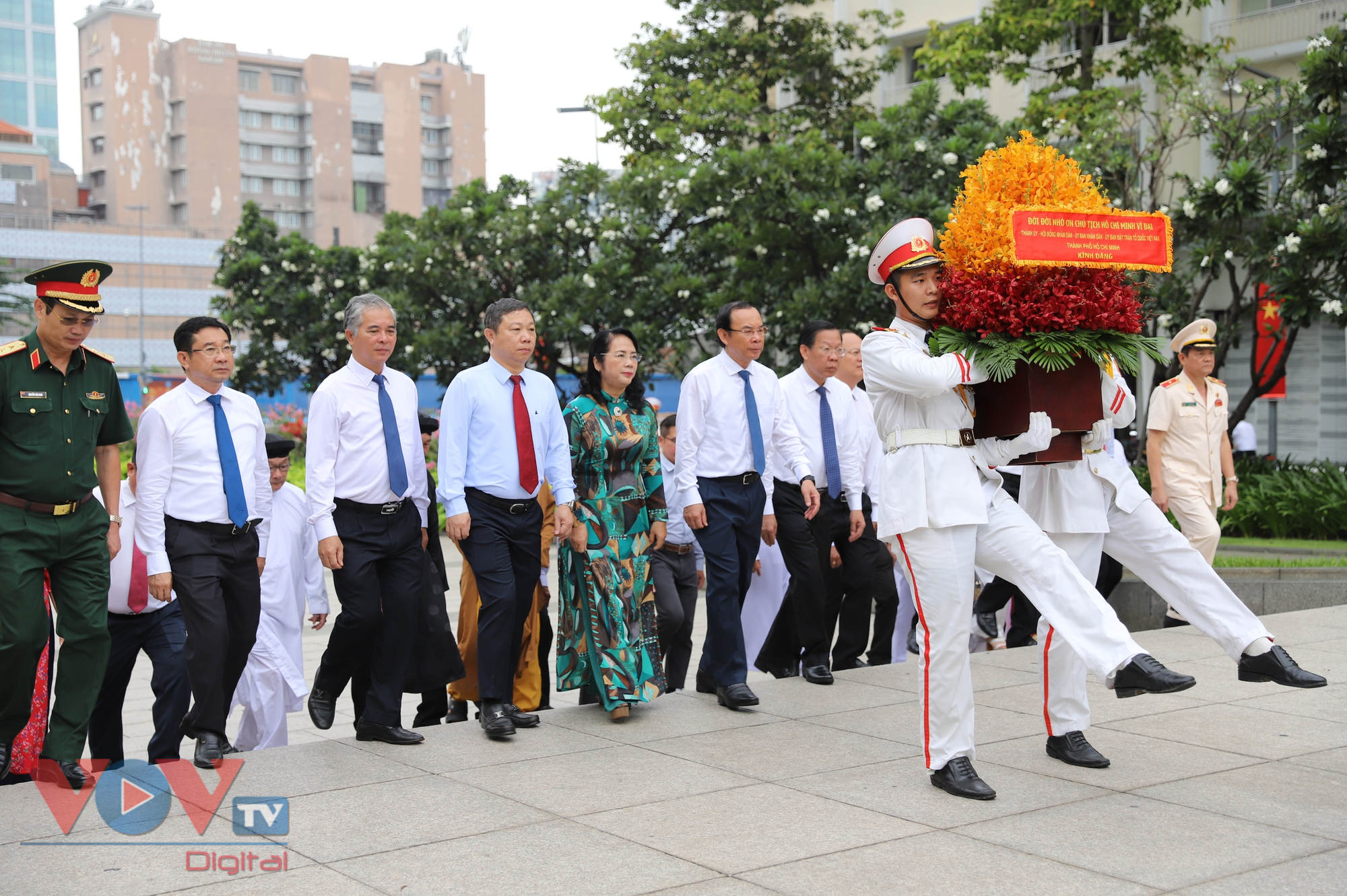 Dâng hương tưởng niệm Chủ tịch Hồ Chí Minh và Chủ tịch Tôn Đức Thắng - Ảnh 5.