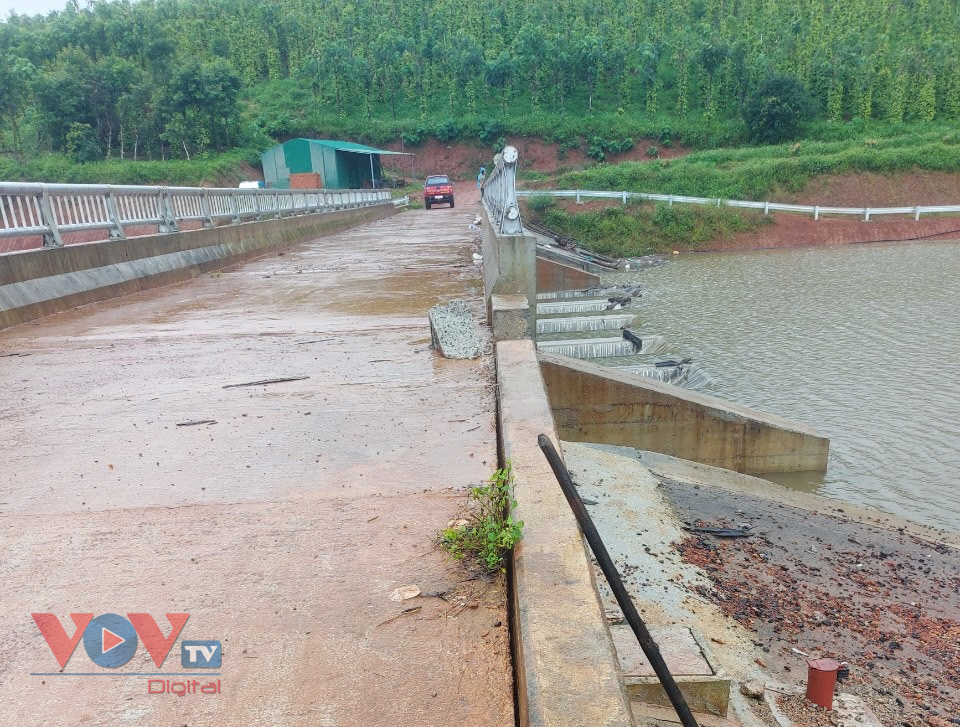 Đắk Nông: Nguy cơ vỡ hồ thuỷ lợi, di dời khẩn cấp 34 hộ dân - Ảnh 1.