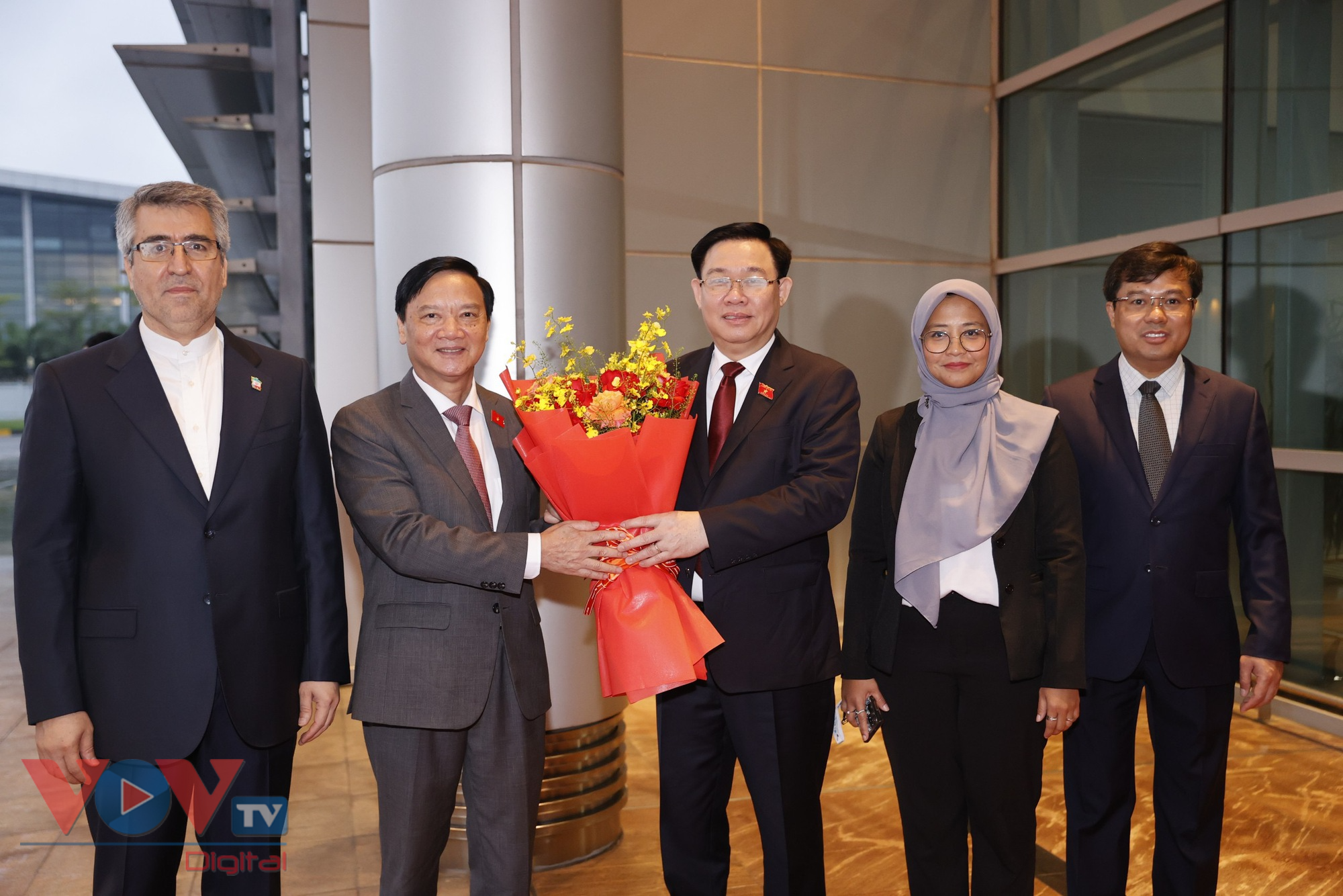 Chủ tịch Quốc hội Vương Đình Huệ rời Hà Nội, thăm chính thức Indonesia và dự AIPA-44 - Ảnh 1.