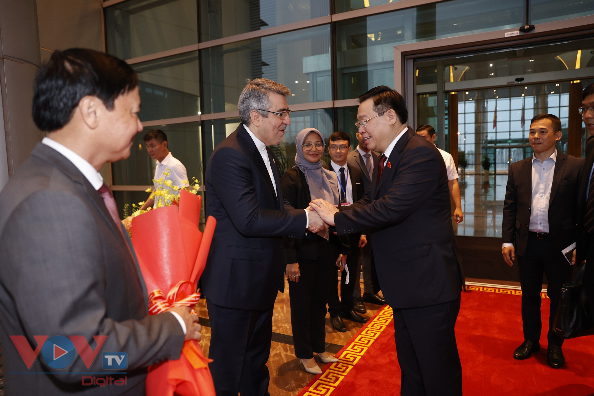 Chủ tịch Quốc hội Vương Đình Huệ rời Hà Nội, thăm chính thức Indonesia và dự AIPA-44 - Ảnh 2.