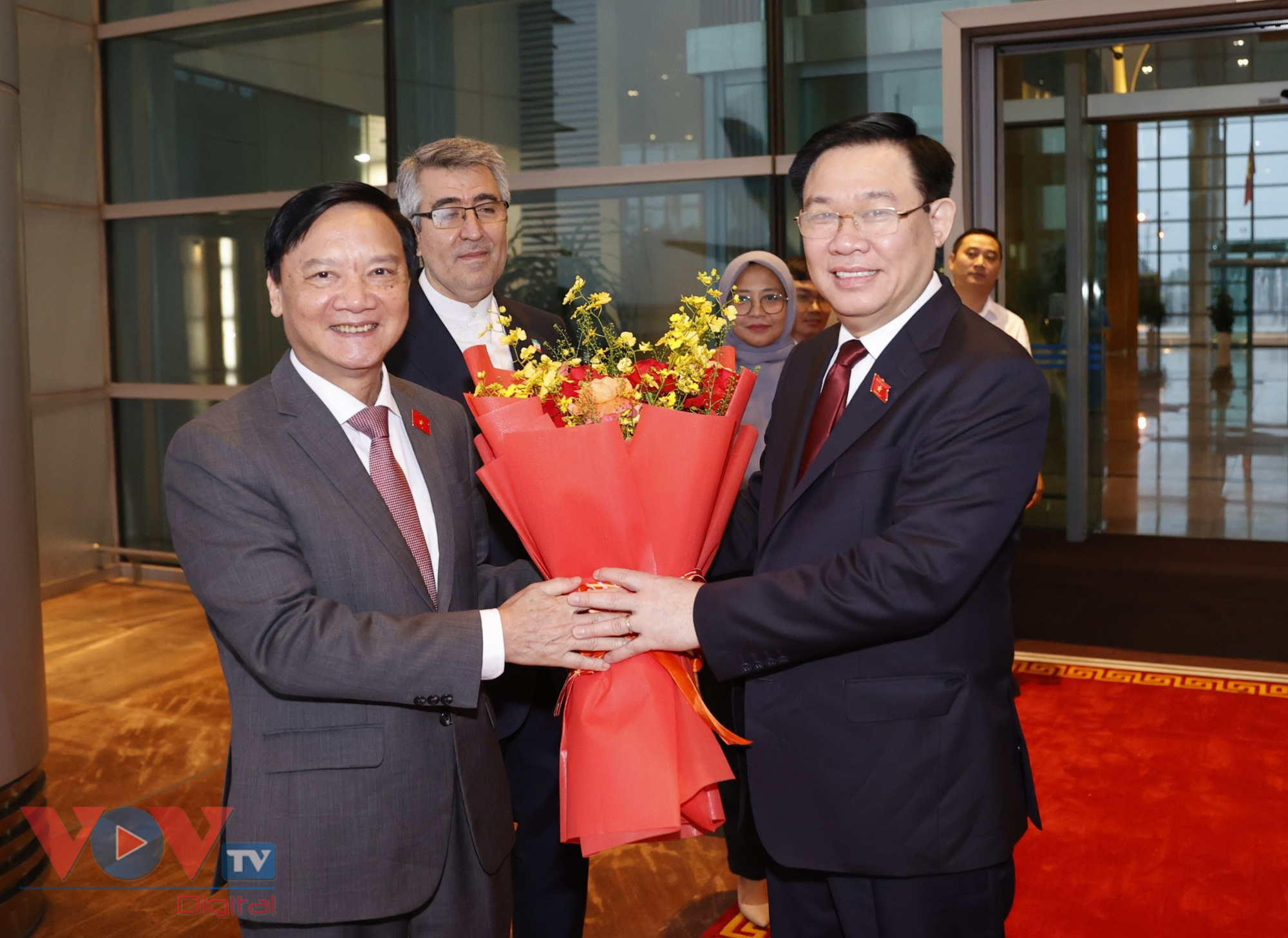Chủ tịch Quốc hội Vương Đình Huệ rời Hà Nội, thăm chính thức Indonesia và dự AIPA-44 - Ảnh 3.
