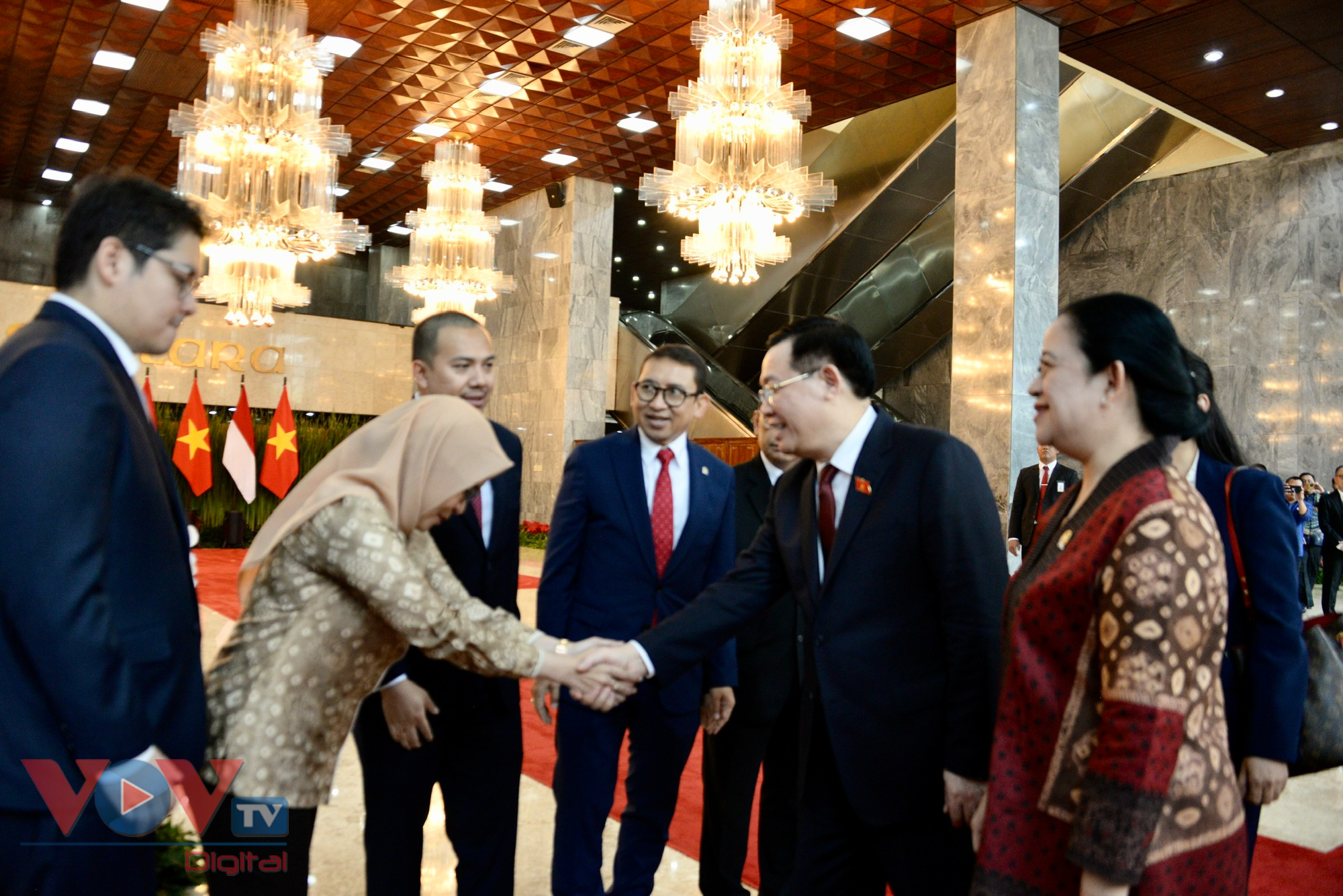 Chủ tịch Quốc hội Vương Đình Huệ hội đàm với Chủ tịch Hạ viện Indonesia Puan Maharani - Ảnh 1.