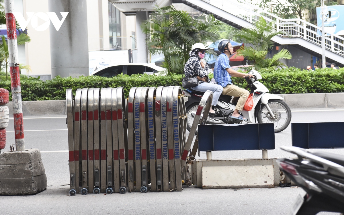 Dải phân cách cứng trên đường Nguyễn Trãi sau 1 năm: Ô tô, xe máy vẫn chung làn - Ảnh 13.