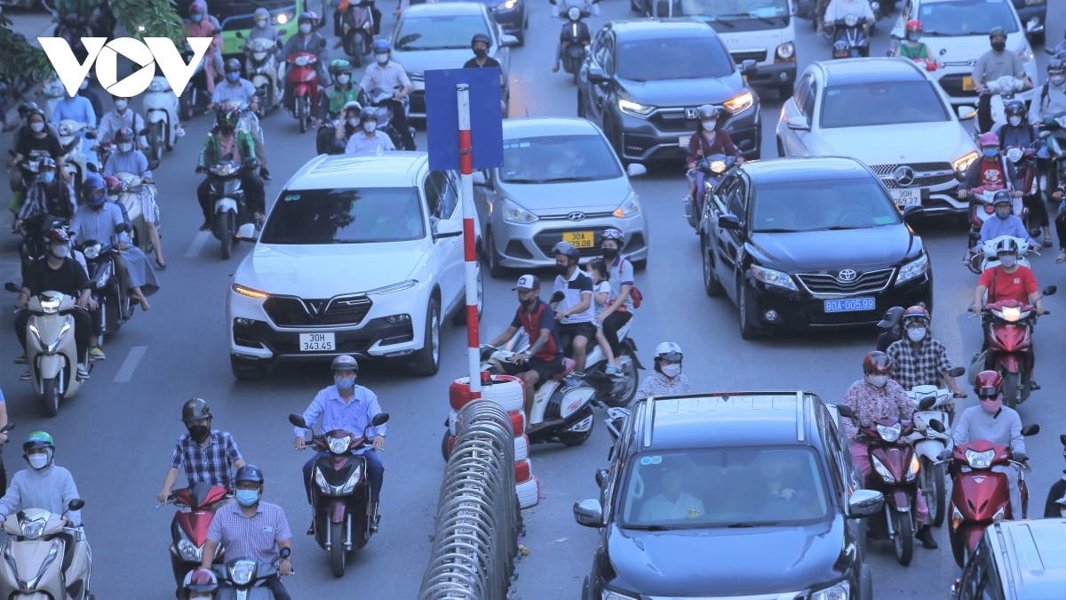 Dải phân cách cứng trên đường Nguyễn Trãi sau 1 năm: Ô tô, xe máy vẫn chung làn - Ảnh 10.