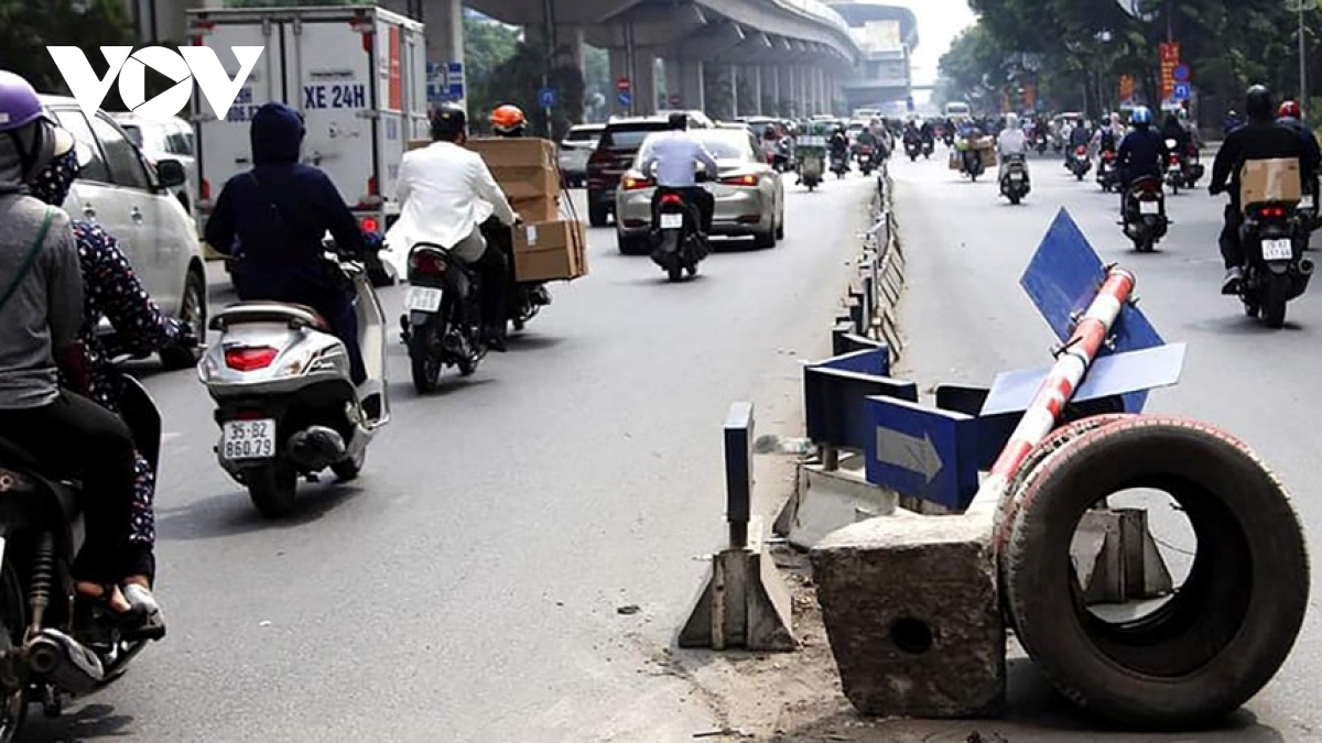 Dải phân cách cứng trên đường Nguyễn Trãi sau 1 năm: Ô tô, xe máy vẫn chung làn - Ảnh 8.