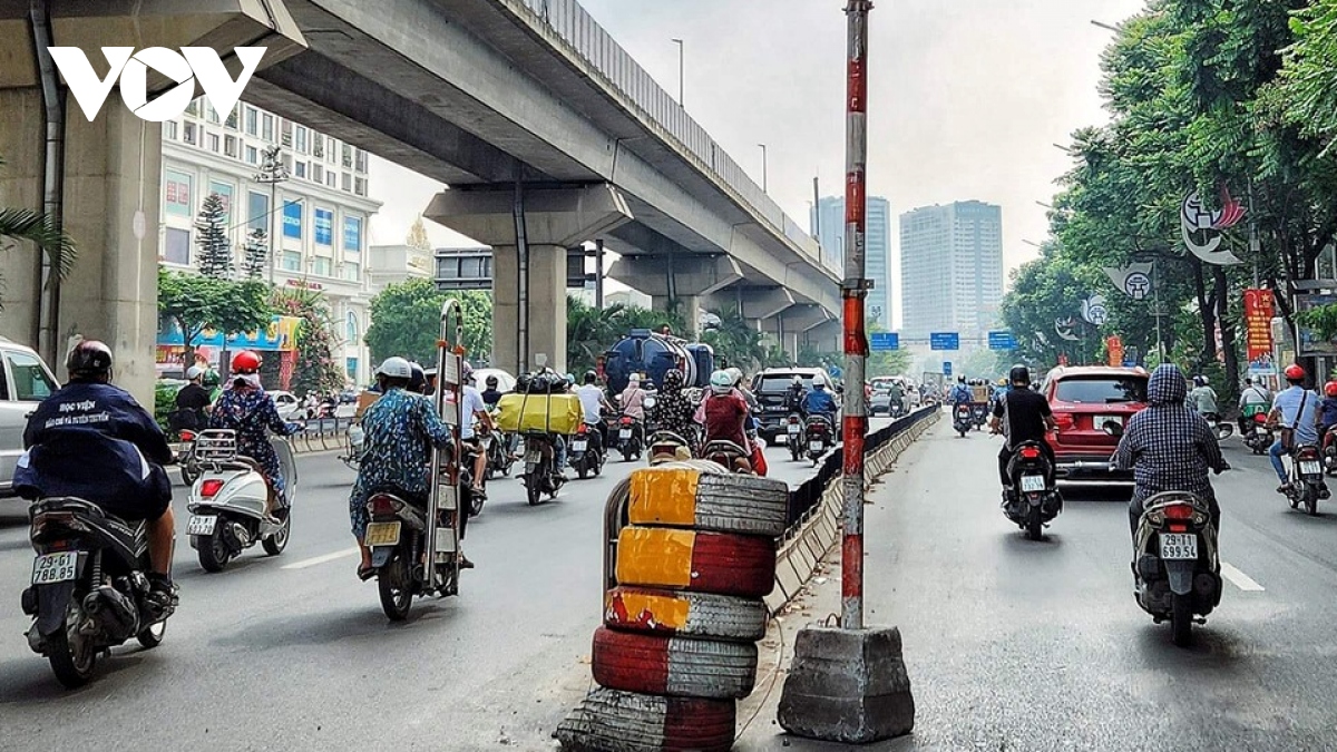 Dải phân cách cứng trên đường Nguyễn Trãi sau 1 năm: Ô tô, xe máy vẫn chung làn - Ảnh 2.