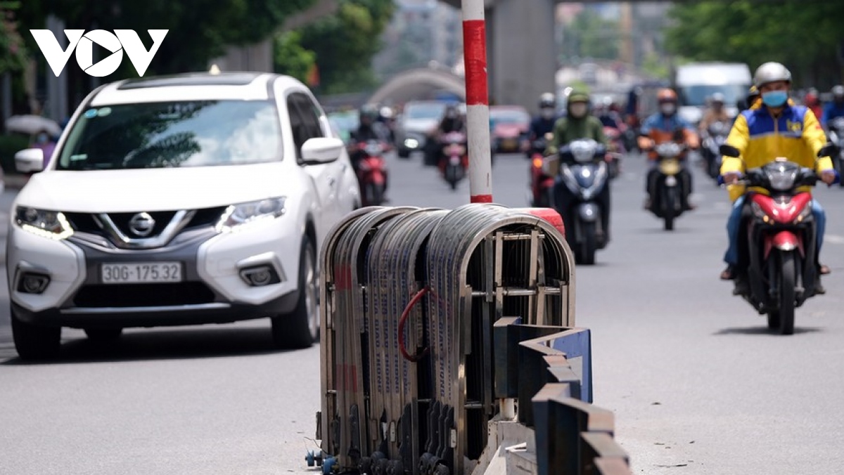 Dải phân cách cứng trên đường Nguyễn Trãi sau 1 năm: Ô tô, xe máy vẫn chung làn - Ảnh 7.