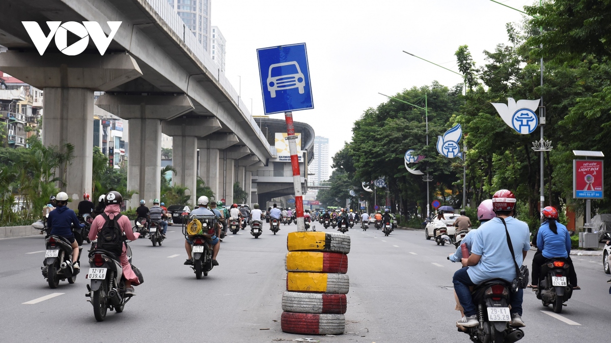 Dải phân cách cứng trên đường Nguyễn Trãi sau 1 năm: Ô tô, xe máy vẫn chung làn - Ảnh 4.