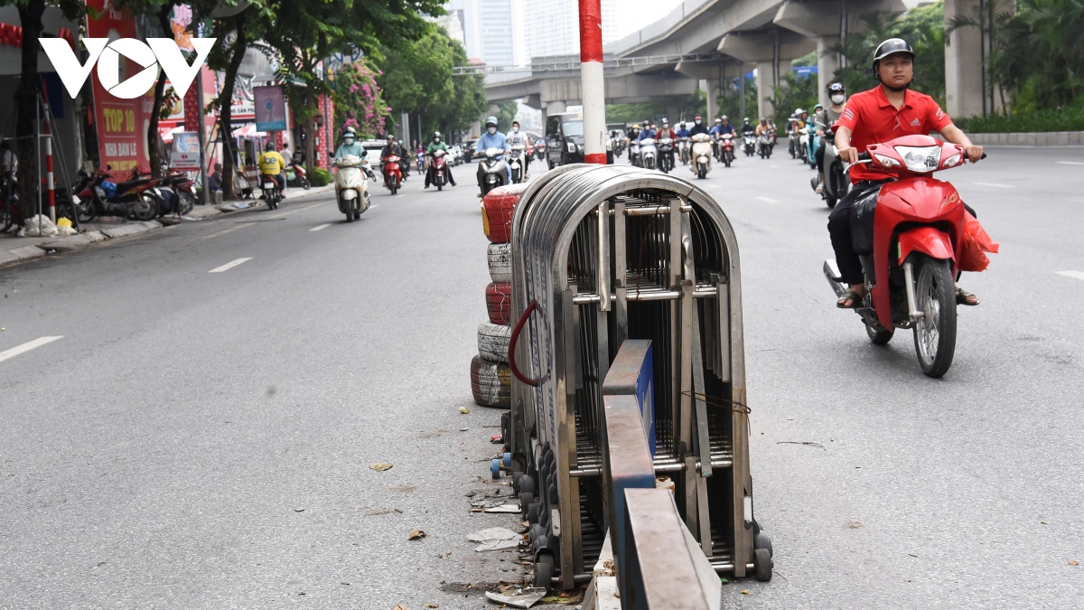 Dải phân cách cứng trên đường Nguyễn Trãi sau 1 năm: Ô tô, xe máy vẫn chung làn - Ảnh 3.