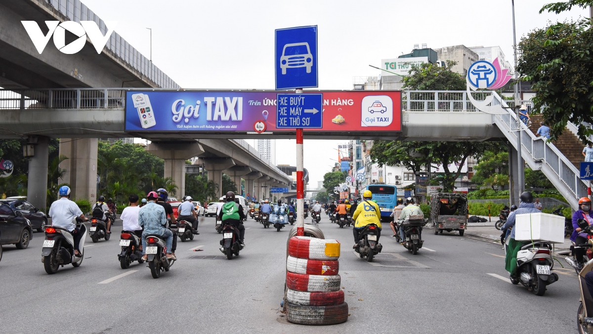 Dải phân cách cứng trên đường Nguyễn Trãi sau 1 năm: Ô tô, xe máy vẫn chung làn - Ảnh 1.