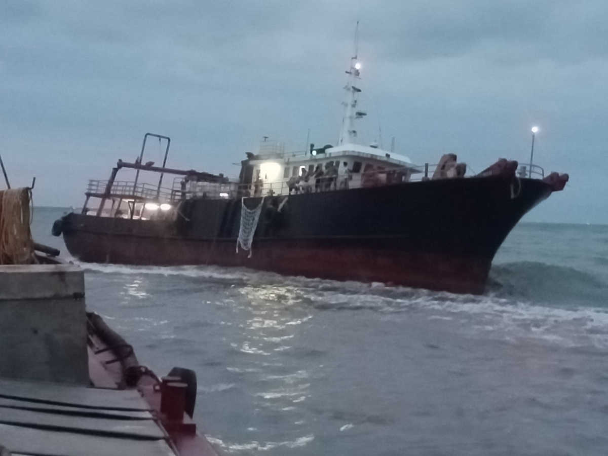 Cứu 7 thuyền viên tàu Hồng Kông gặp nạn trên vùng biển Hải Phòng - Ảnh 1.