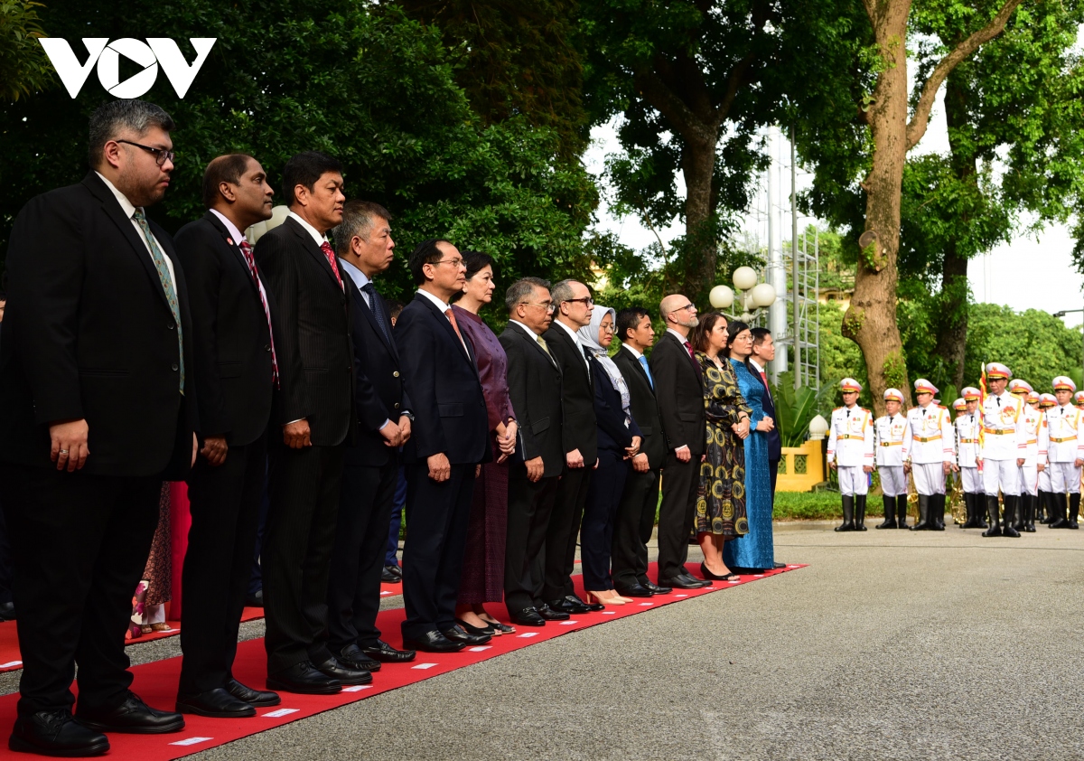 Toàn cảnh lễ thượng cờ kỷ niệm 56 năm ngày thành lập ASEAN - Ảnh 2.