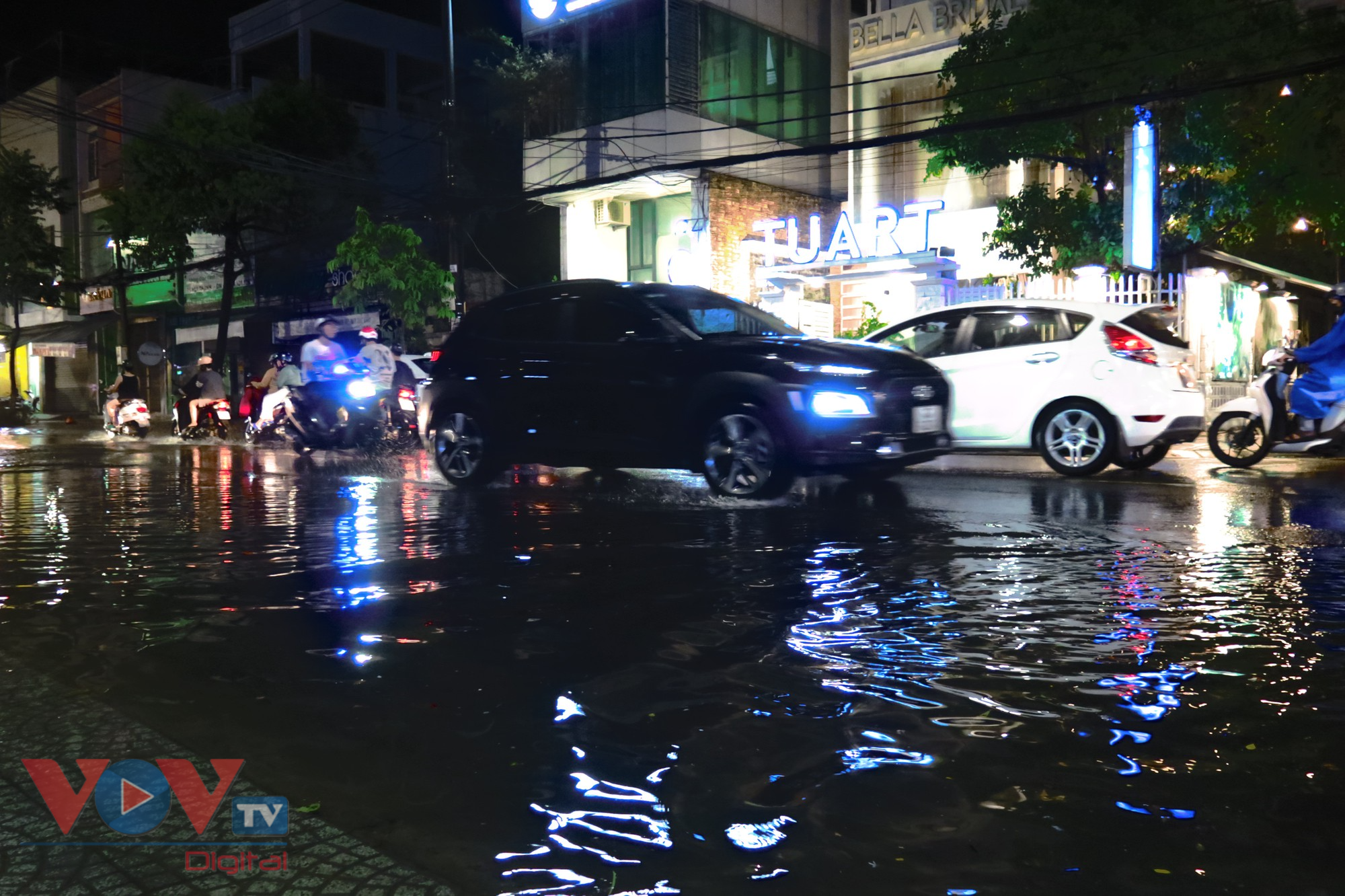 Mưa lớn gây ngập cục bộ nhiều tuyến phố tại Đà Nẵng - Ảnh 2.