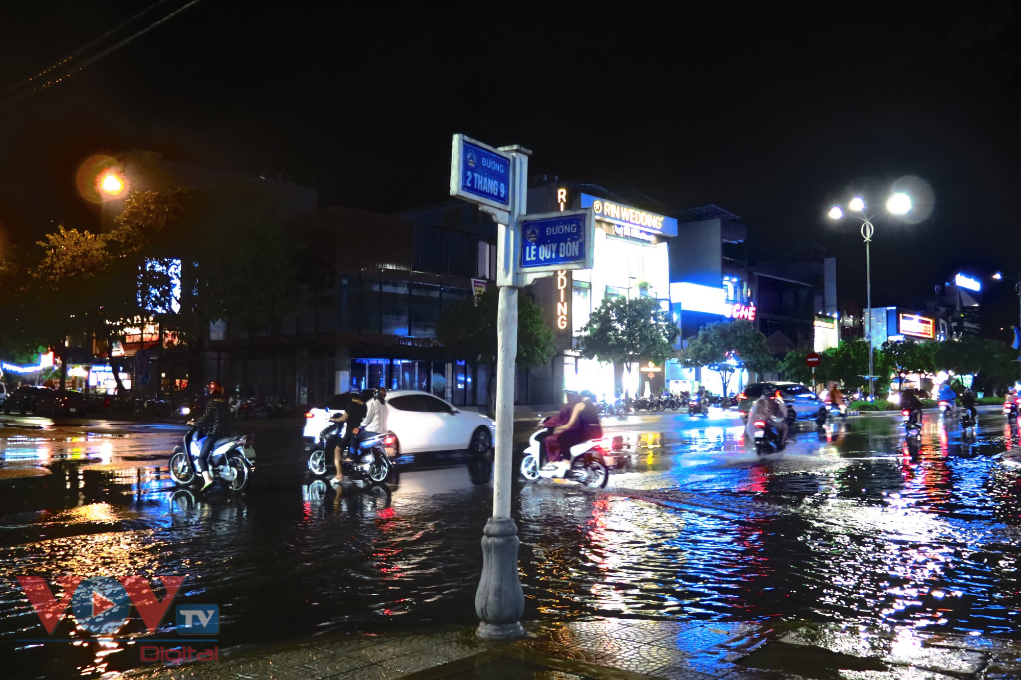 Mưa lớn gây ngập cục bộ nhiều tuyến phố tại Đà Nẵng - Ảnh 3.