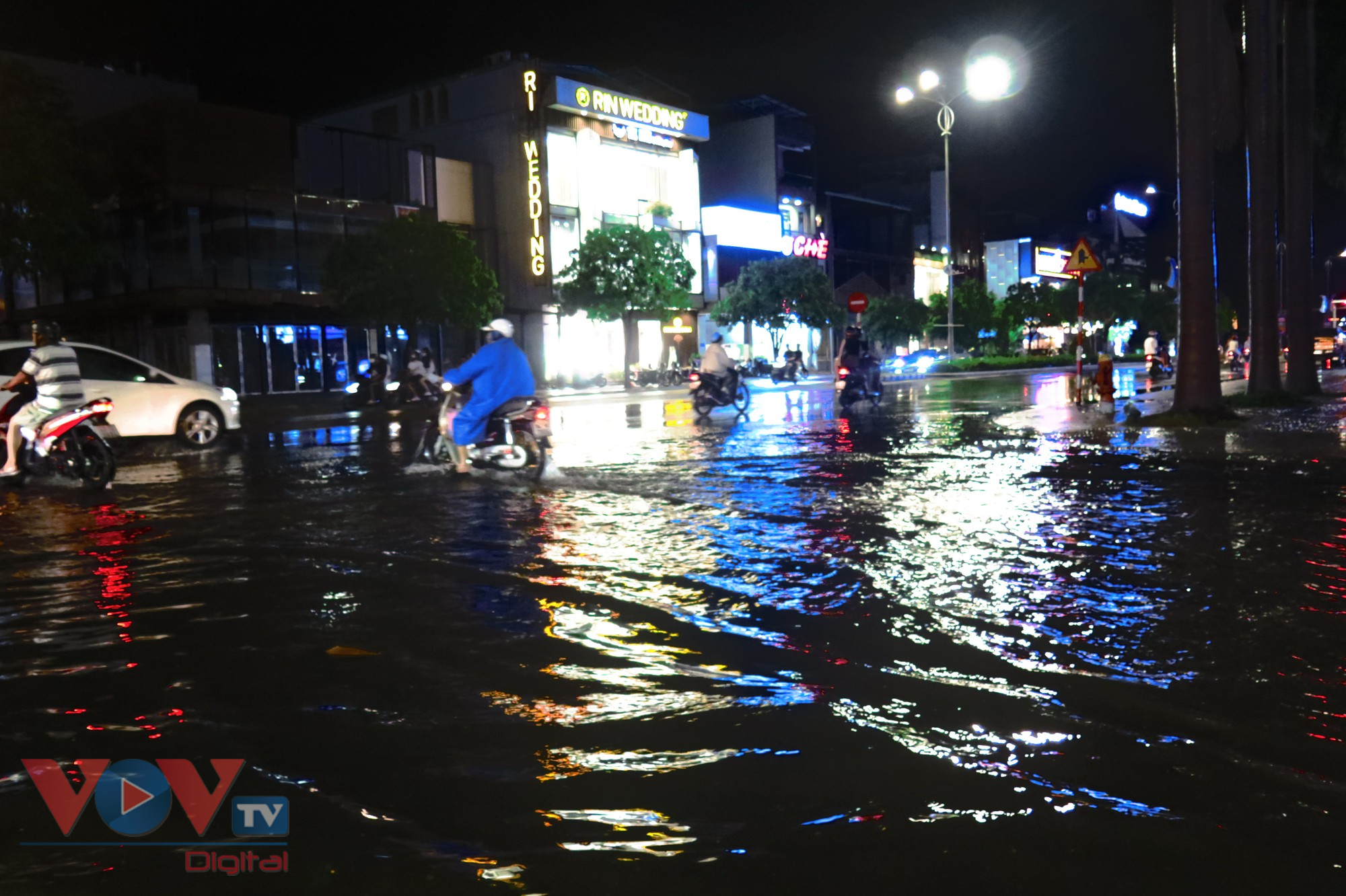 Mưa lớn gây ngập cục bộ nhiều tuyến phố tại Đà Nẵng - Ảnh 4.