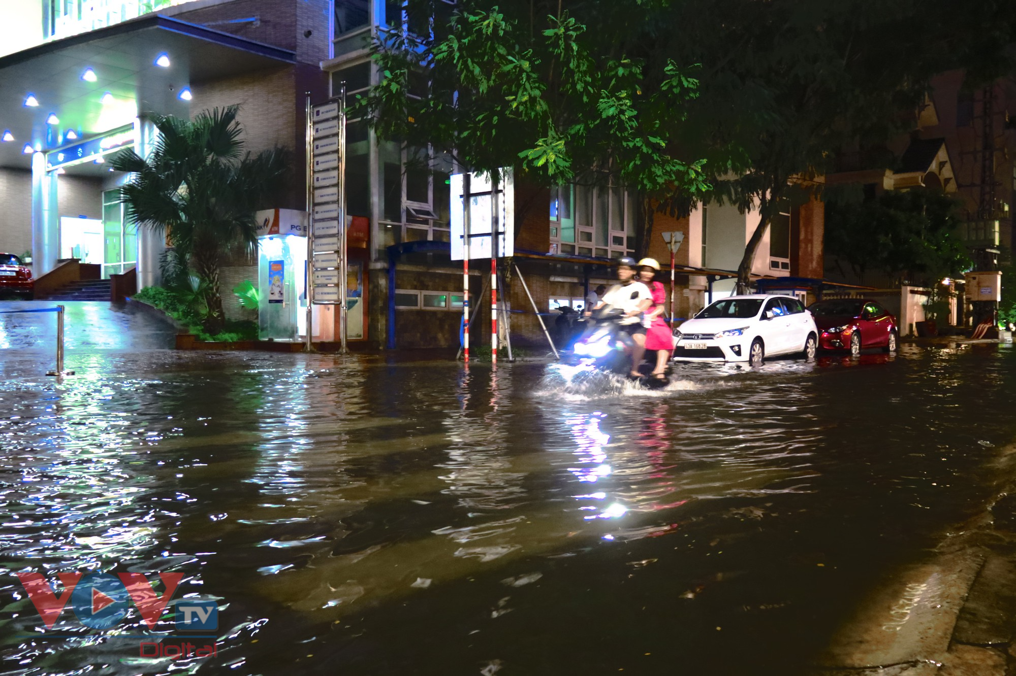 Mưa lớn gây ngập cục bộ nhiều tuyến phố tại Đà Nẵng - Ảnh 5.