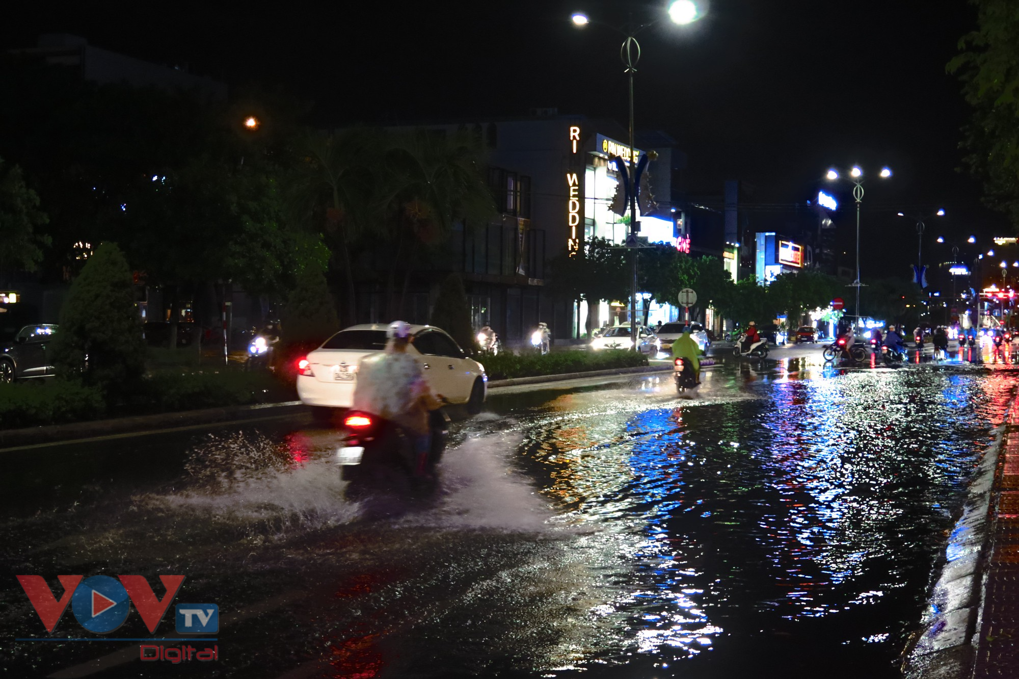 Mưa lớn gây ngập cục bộ nhiều tuyến phố tại Đà Nẵng - Ảnh 6.