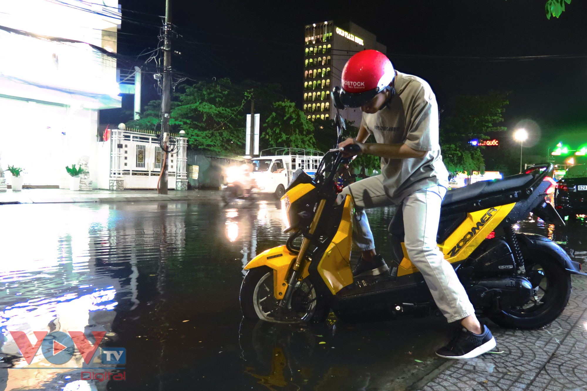 Mưa lớn gây ngập cục bộ nhiều tuyến phố tại Đà Nẵng - Ảnh 7.