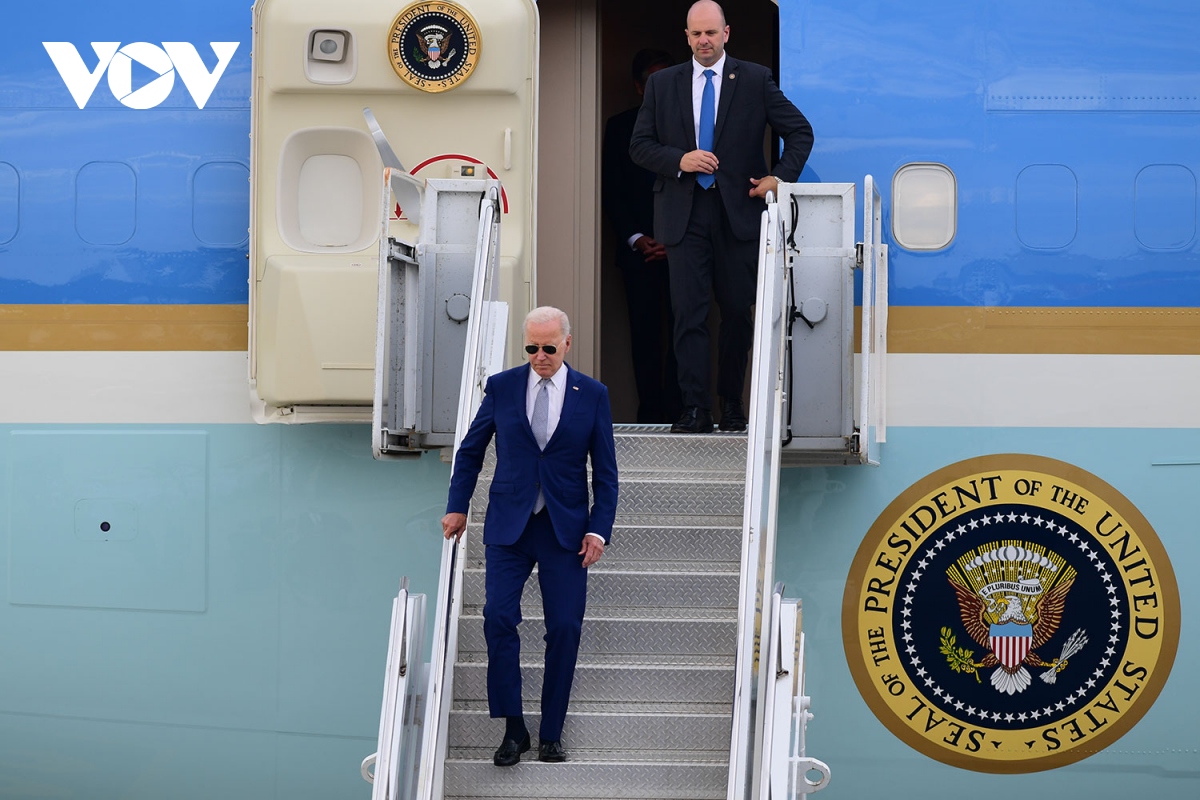 Tổng thống Joe Biden đến sân bay Nội Bài, bắt đầu chuyến thăm cấp Nhà nước Việt Nam - Ảnh 3.