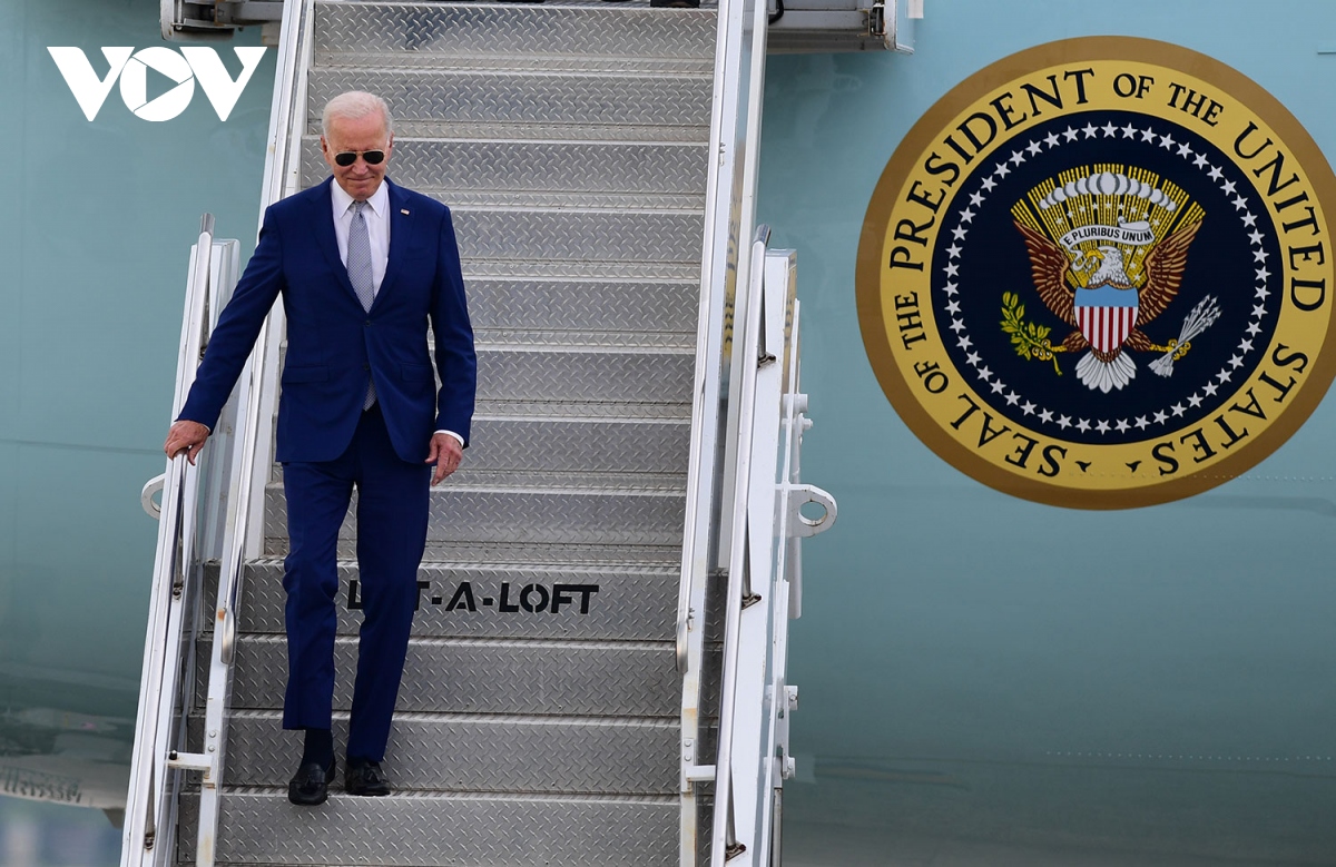 Tổng thống Joe Biden đến sân bay Nội Bài, bắt đầu chuyến thăm cấp Nhà nước Việt Nam - Ảnh 2.