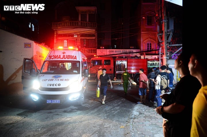 Cháy chung cư mini ở Hà Nội: Thả thang dây nhảy từ tầng cao để thoát thân - Ảnh 1.