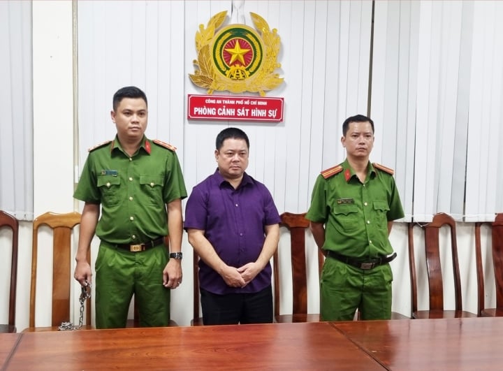 Bắt kẻ nhận 100.000 USD 'chạy án' cho nguyên Cục trưởng Cục Đăng kiểm Việt Nam - Ảnh 1.