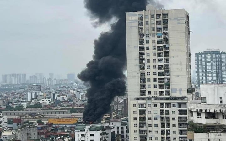 Nhà 6 tầng lại cháy giữa Thủ đô, khói bốc cao đen kịt - Ảnh 1.