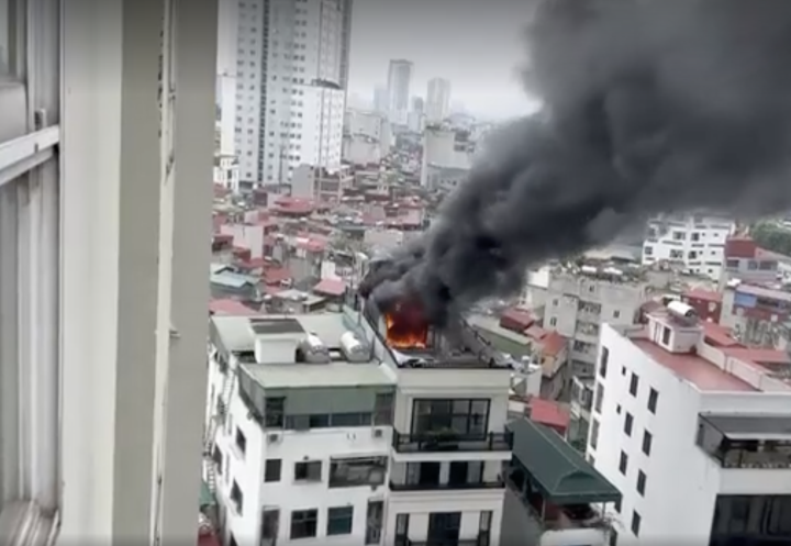 Nhà 6 tầng lại cháy giữa Thủ đô, khói bốc cao đen kịt - Ảnh 2.