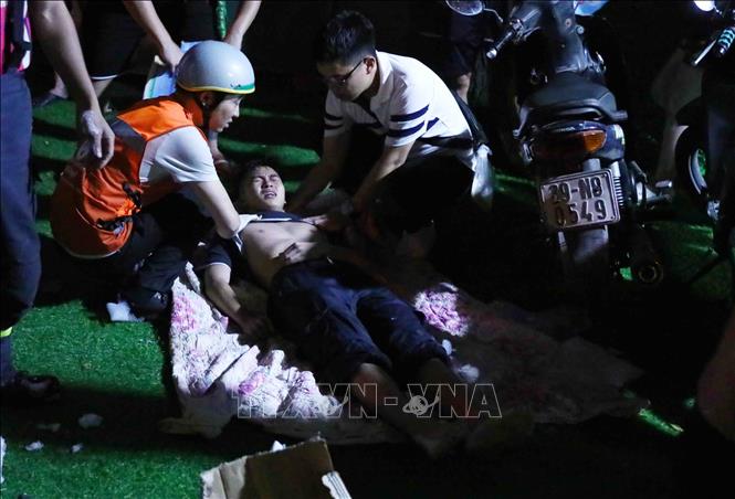 Lãnh đạo Công an thành phố thăm hỏi 5 chiến sỹ bị thương trong vụ cháy chung cư mini ở Thanh Xuân - Ảnh 1.