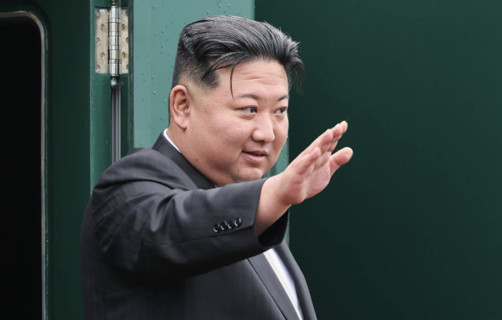 Ông Kim Jong-un xem múa ballet trước khi lên tàu về nước - Ảnh 1.