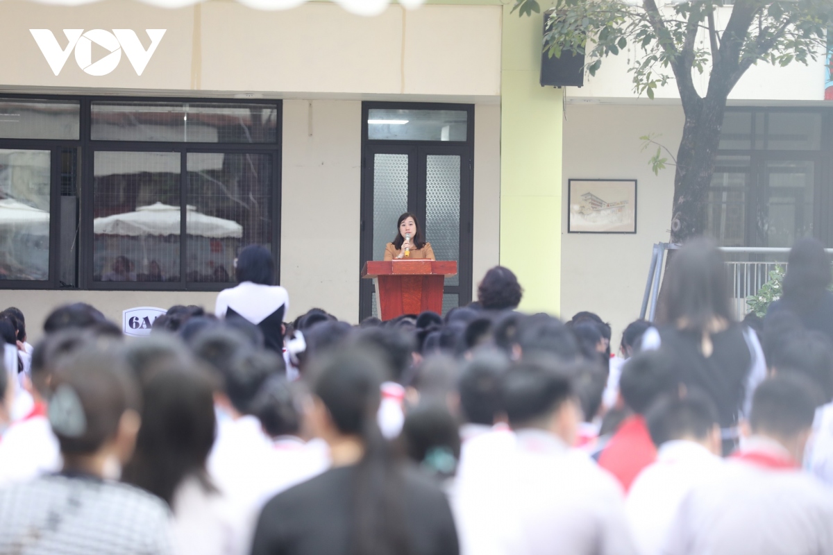 Trường học tại Hà Nội dành 1 phút mặc niệm các nạn nhân trong vụ cháy chung cư mini - Ảnh 1.