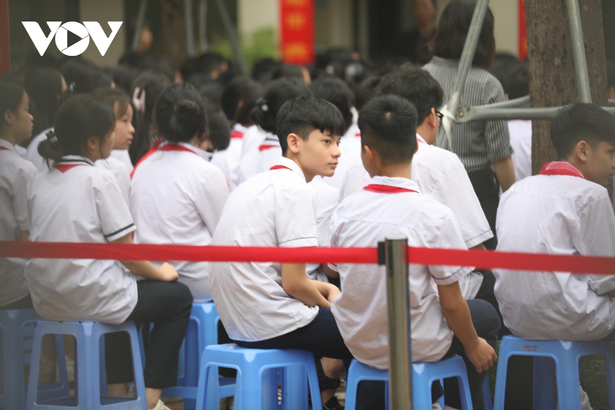 Trường học tại Hà Nội dành 1 phút mặc niệm các nạn nhân trong vụ cháy chung cư mini - Ảnh 2.