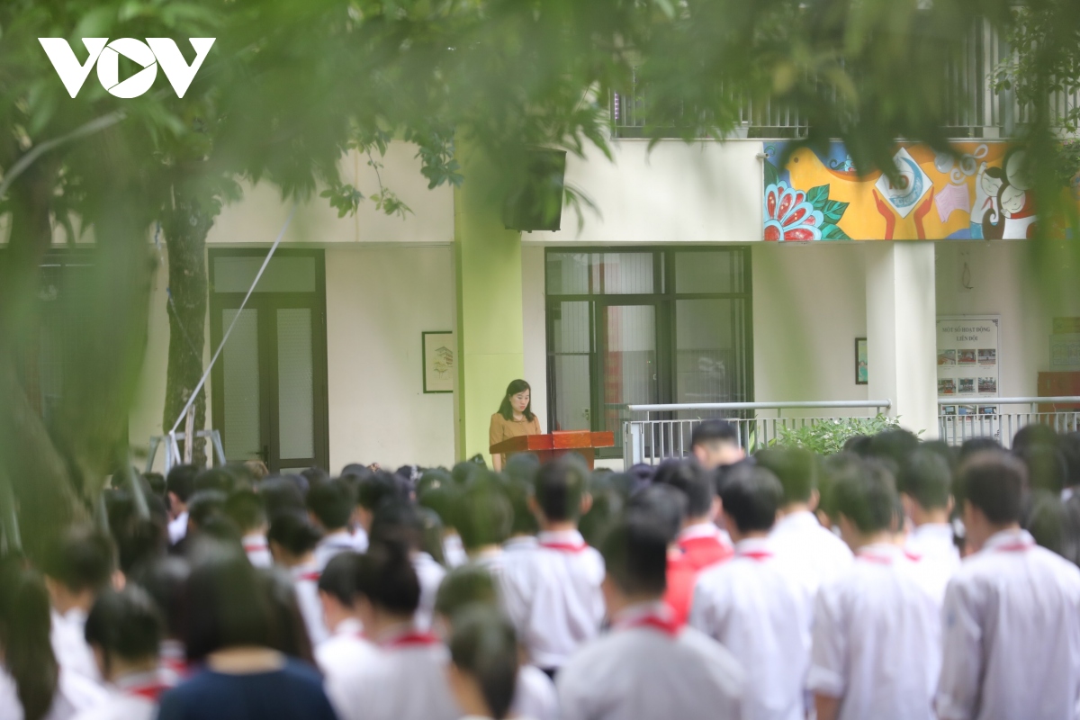 Trường học tại Hà Nội dành 1 phút mặc niệm các nạn nhân trong vụ cháy chung cư mini - Ảnh 3.