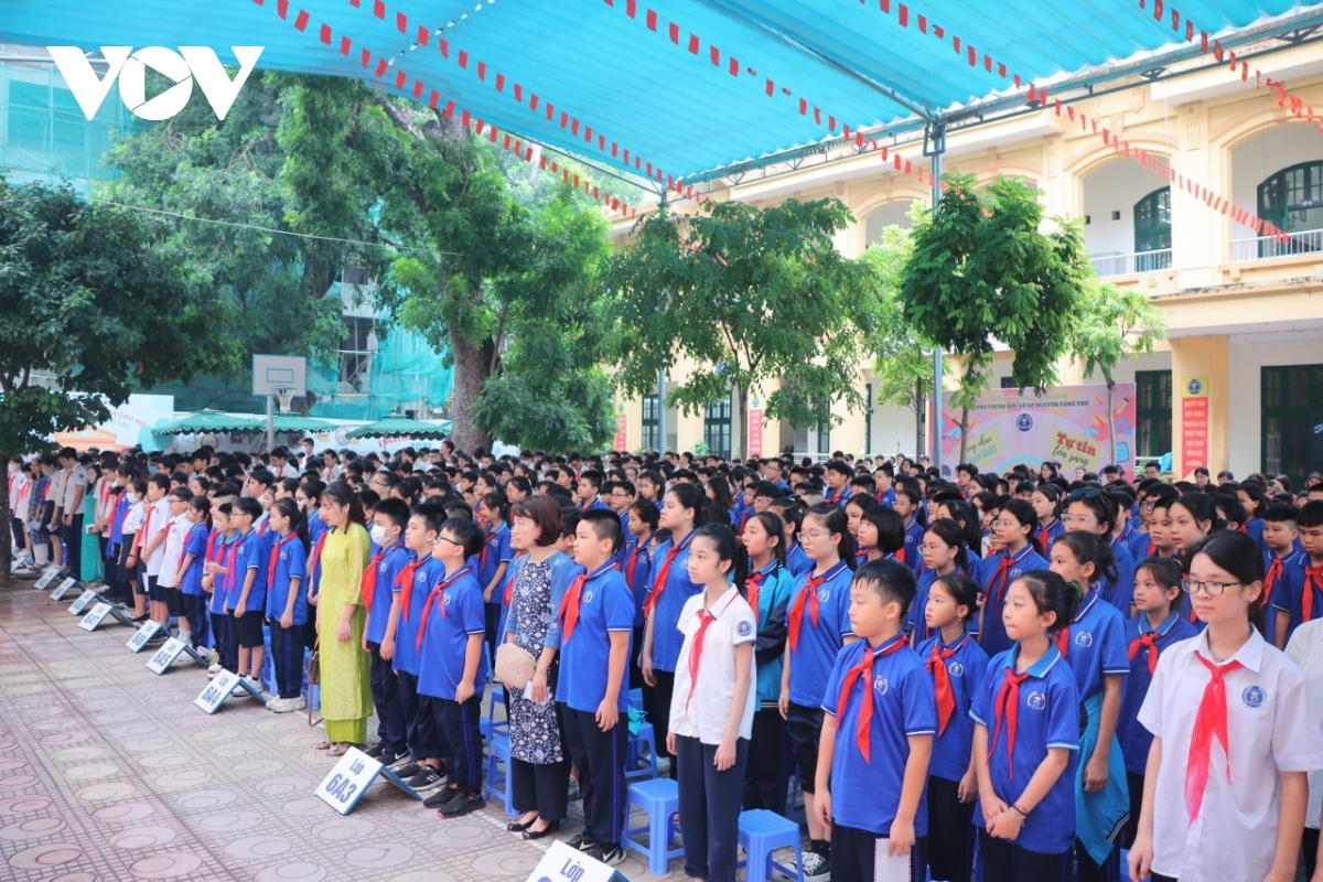 Trường học tại Hà Nội dành 1 phút mặc niệm các nạn nhân trong vụ cháy chung cư mini - Ảnh 6.