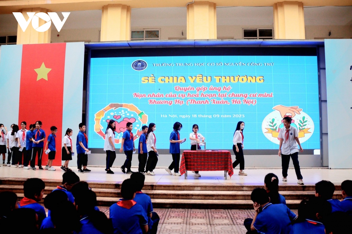 Trường học tại Hà Nội dành 1 phút mặc niệm các nạn nhân trong vụ cháy chung cư mini - Ảnh 7.