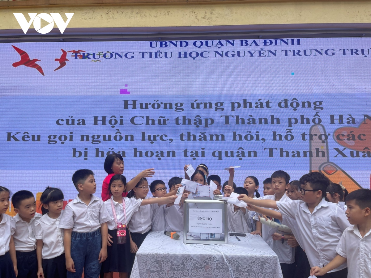 Trường học tại Hà Nội dành 1 phút mặc niệm các nạn nhân trong vụ cháy chung cư mini - Ảnh 5.