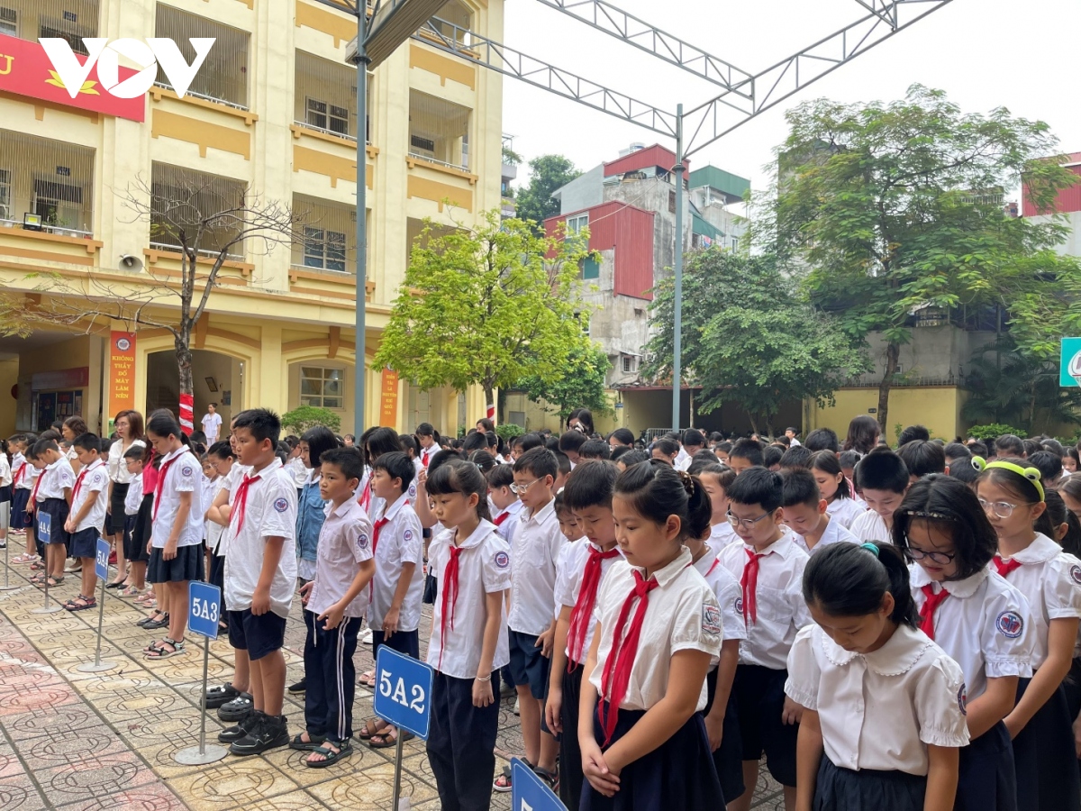 Trường học tại Hà Nội dành 1 phút mặc niệm các nạn nhân trong vụ cháy chung cư mini - Ảnh 4.