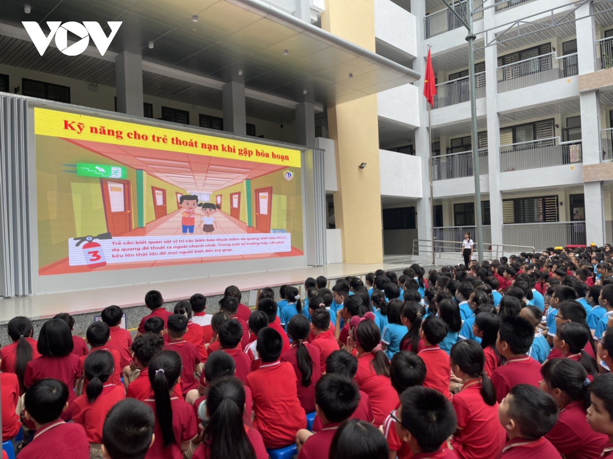 Trường học tại Hà Nội dành 1 phút mặc niệm các nạn nhân trong vụ cháy chung cư mini - Ảnh 11.