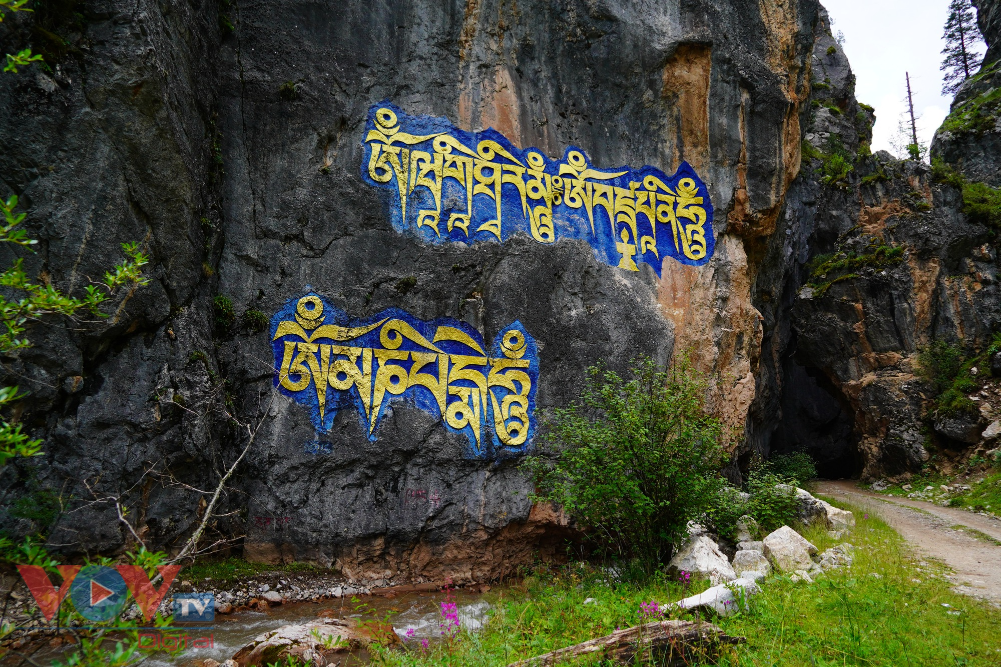 Gò đá Mani - Nét văn hóa độc đáo của người Tạng nơi đầu nguồn Mekong - Lan Thương - Ảnh 2.
