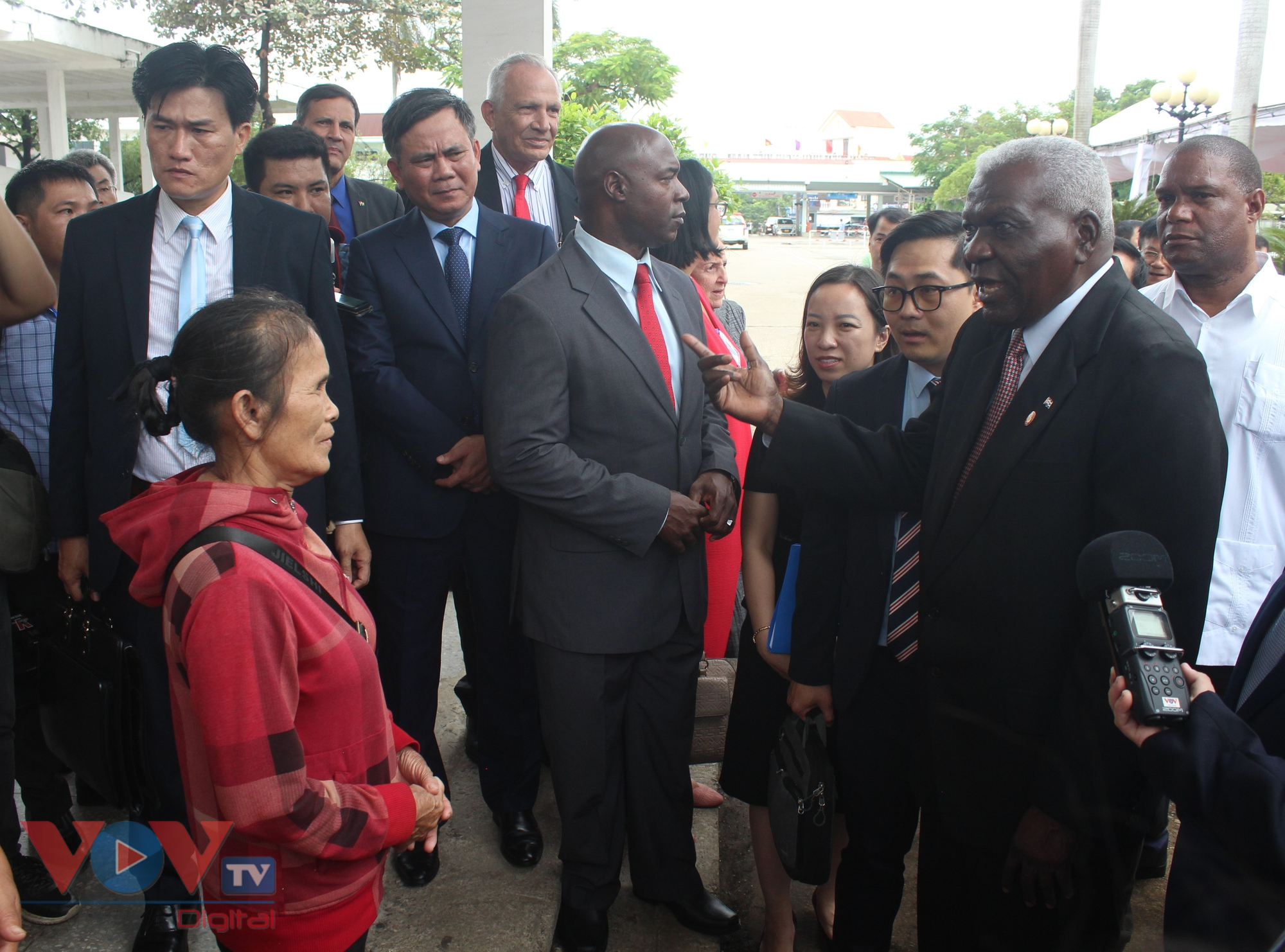 Chủ tịch Quốc hội Cuba thăm Bệnh viện Hữu nghị Việt Nam - Cuba Đồng Hới - Ảnh 1.