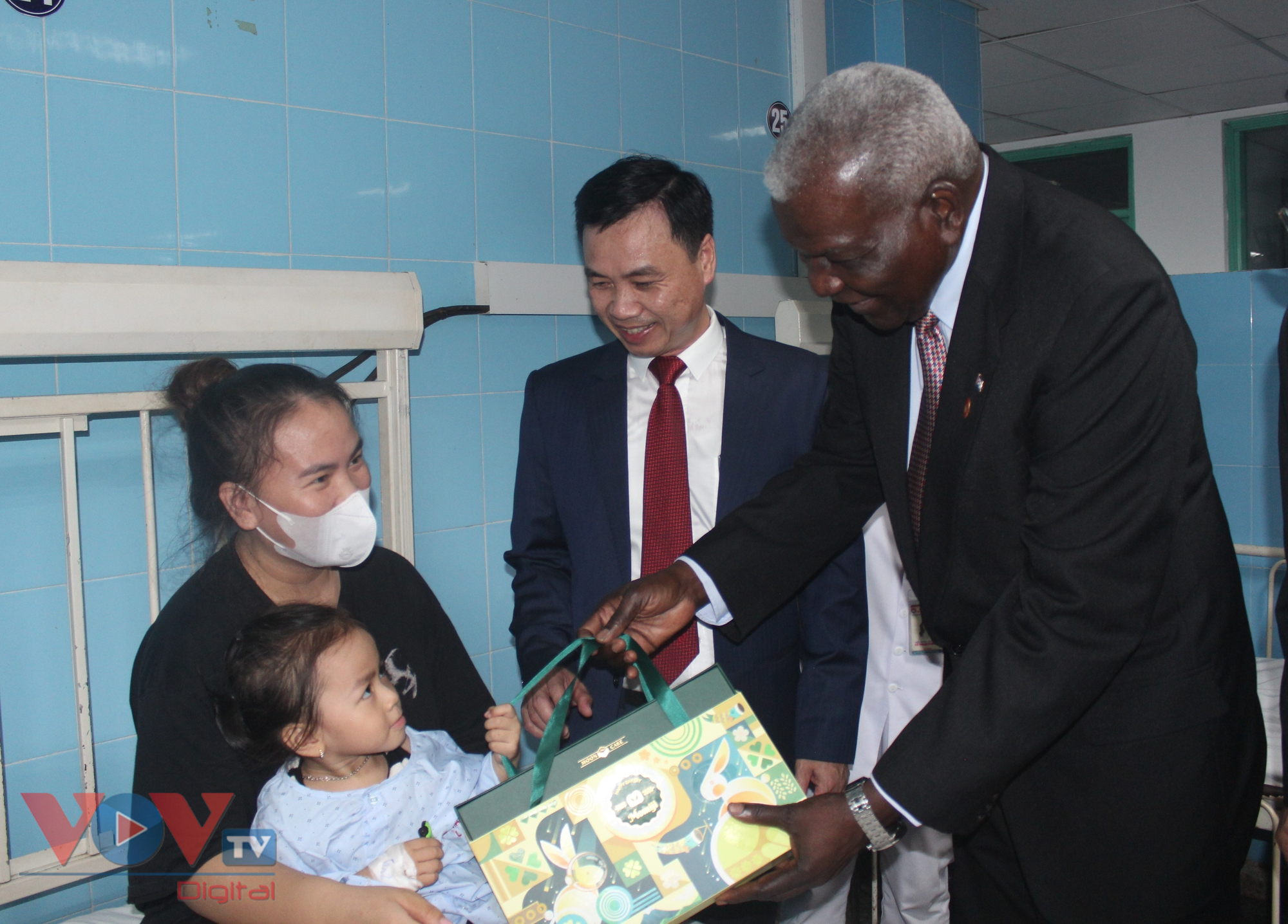 Chủ tịch Quốc hội Cuba thăm Bệnh viện Hữu nghị Việt Nam - Cuba Đồng Hới - Ảnh 3.