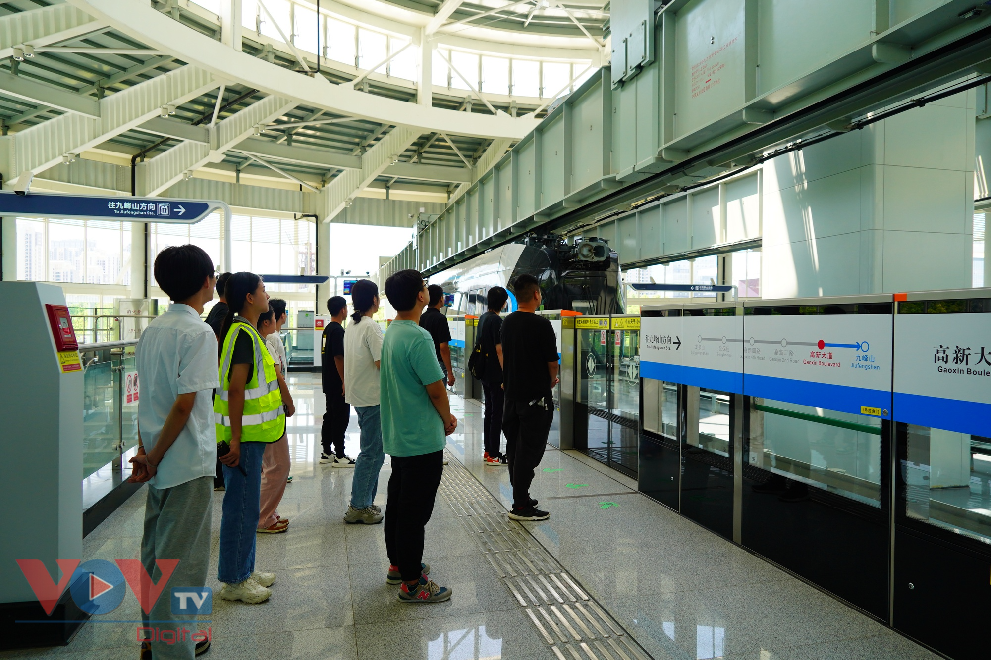 Trải nghiệm tàu treo trên không đầu tiên vừa chính thức vận hành ở Trung Quốc - Ảnh 1.