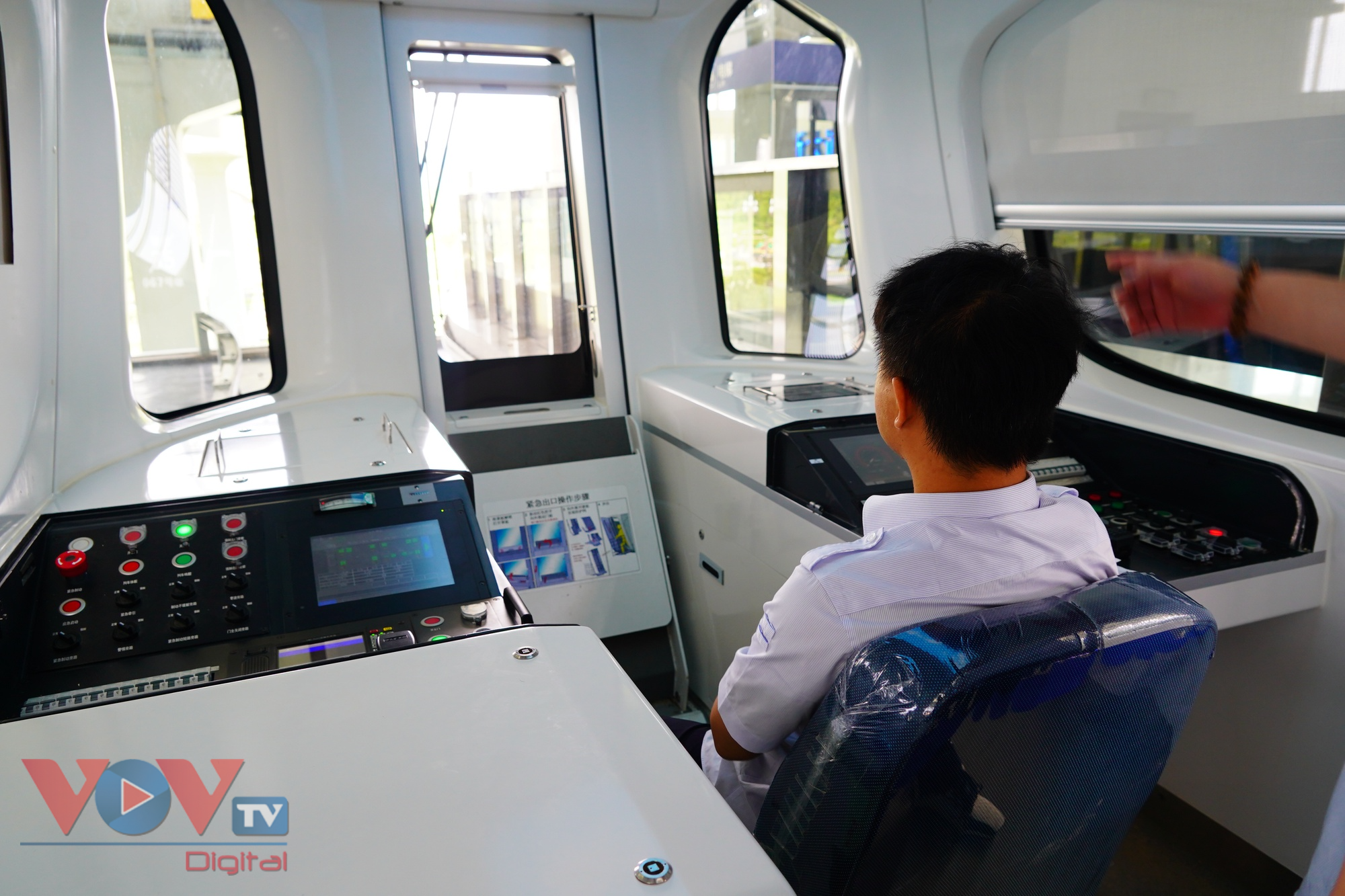 Trải nghiệm tàu treo trên không đầu tiên vừa chính thức vận hành ở Trung Quốc - Ảnh 2.
