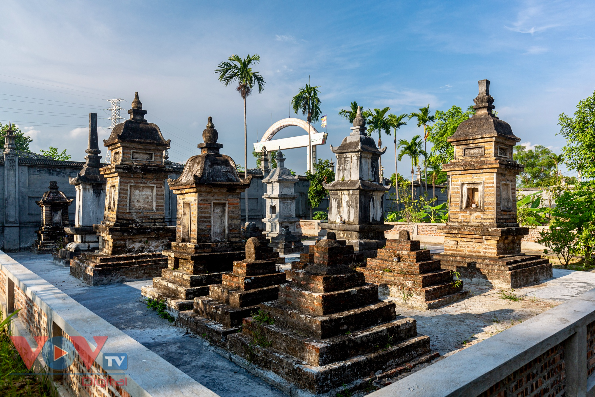 Độc đáo ngôi chùa sở hữu hơn 30 toà tháp ở Hải Dương - Ảnh 7.
