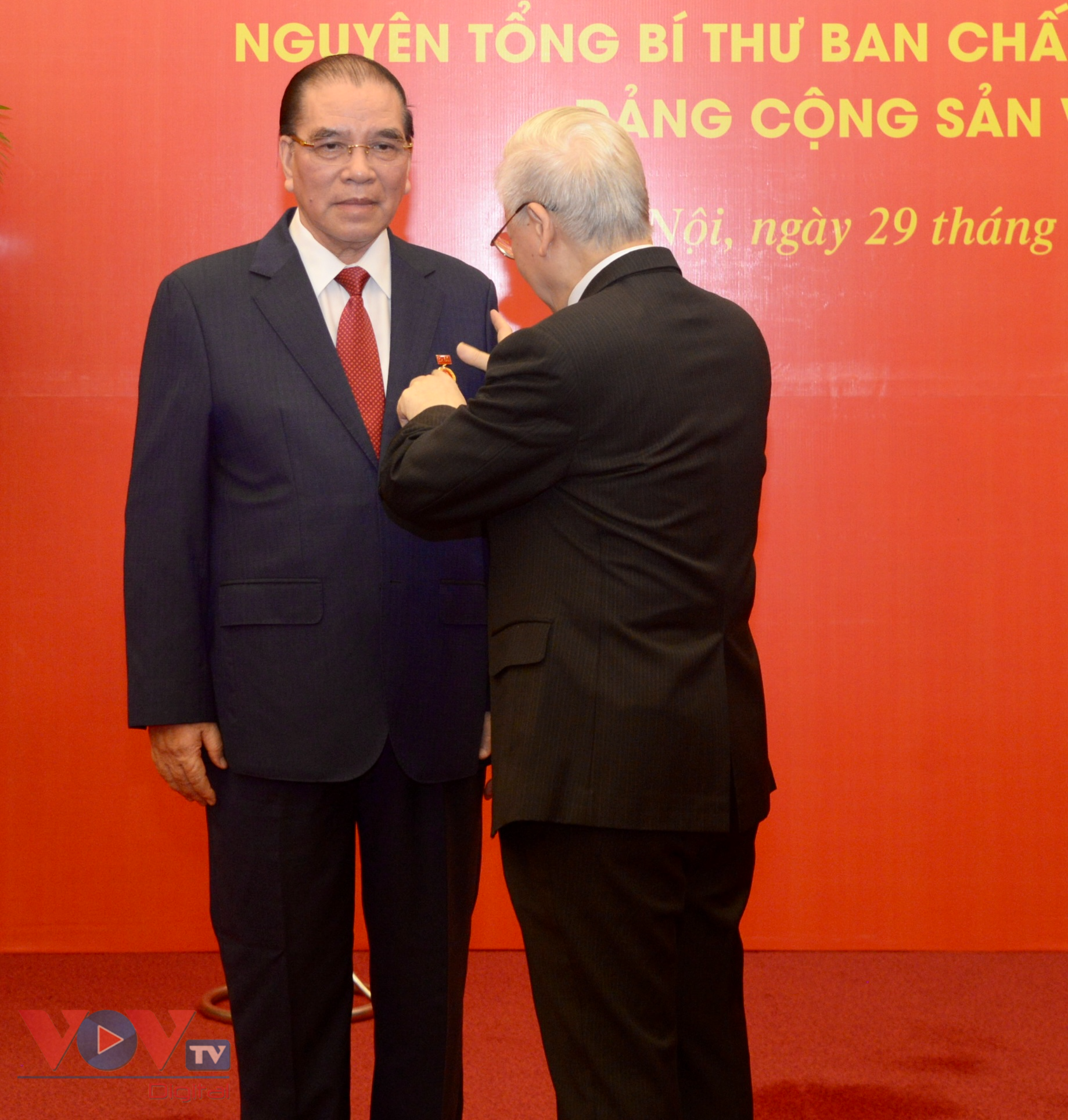 Tổng Bí thư Nguyễn Phú Trọng trao huy hiệu 60 năm tuổi Đảng tặng Nguyên Tổng Bí thư Nông Đức Mạnh - Ảnh 1.