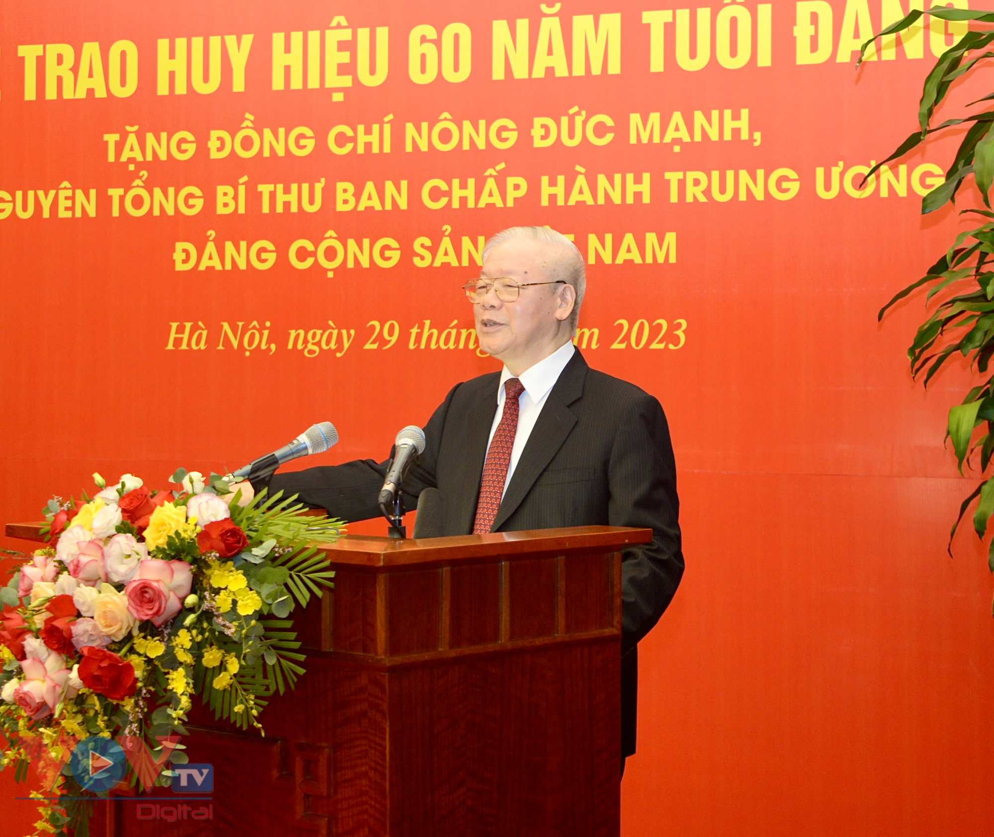 Tổng Bí thư Nguyễn Phú Trọng trao huy hiệu 60 năm tuổi Đảng tặng Nguyên Tổng Bí thư Nông Đức Mạnh - Ảnh 2.