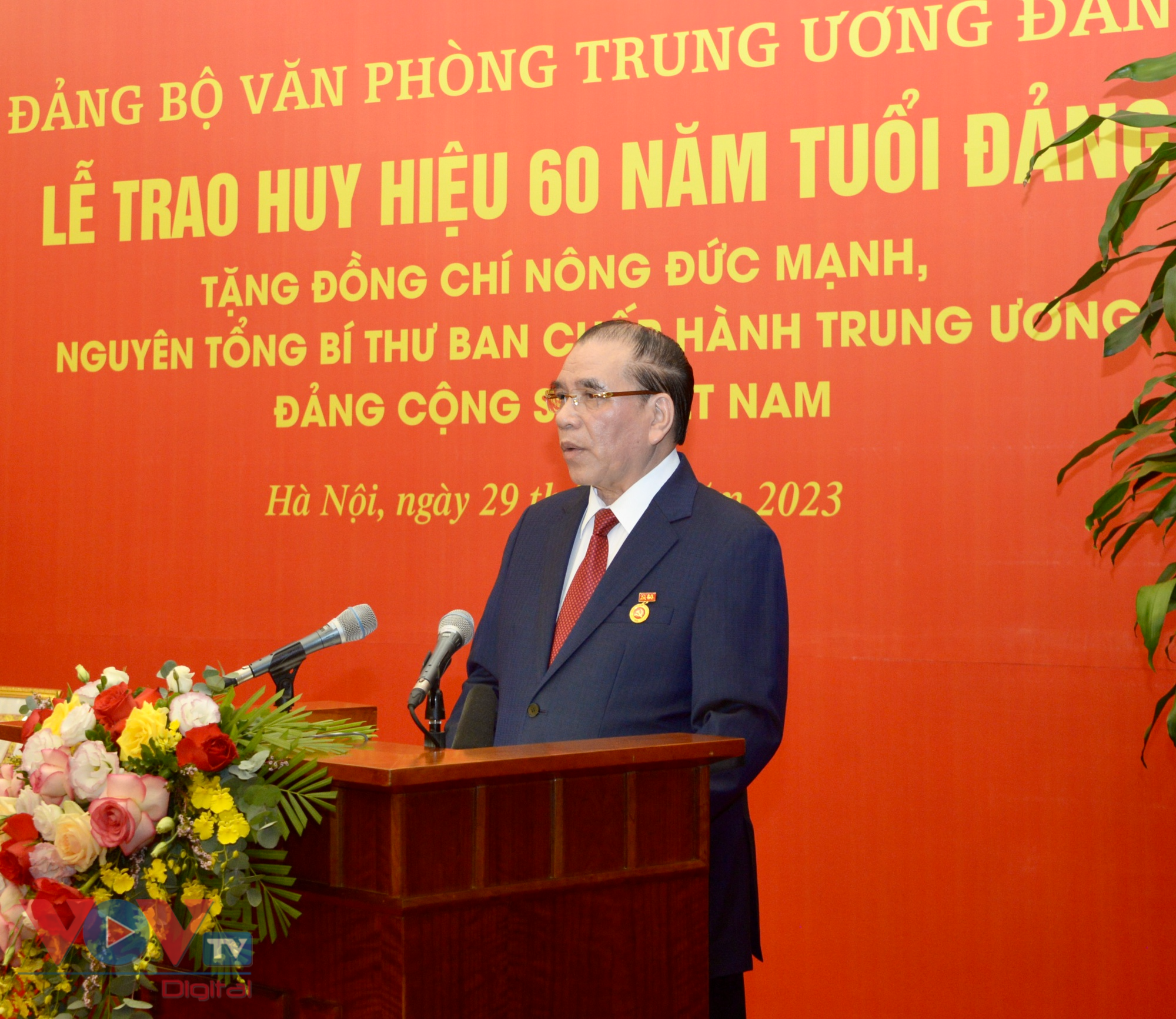 Tổng Bí thư Nguyễn Phú Trọng trao huy hiệu 60 năm tuổi Đảng tặng Nguyên Tổng Bí thư Nông Đức Mạnh - Ảnh 4.
